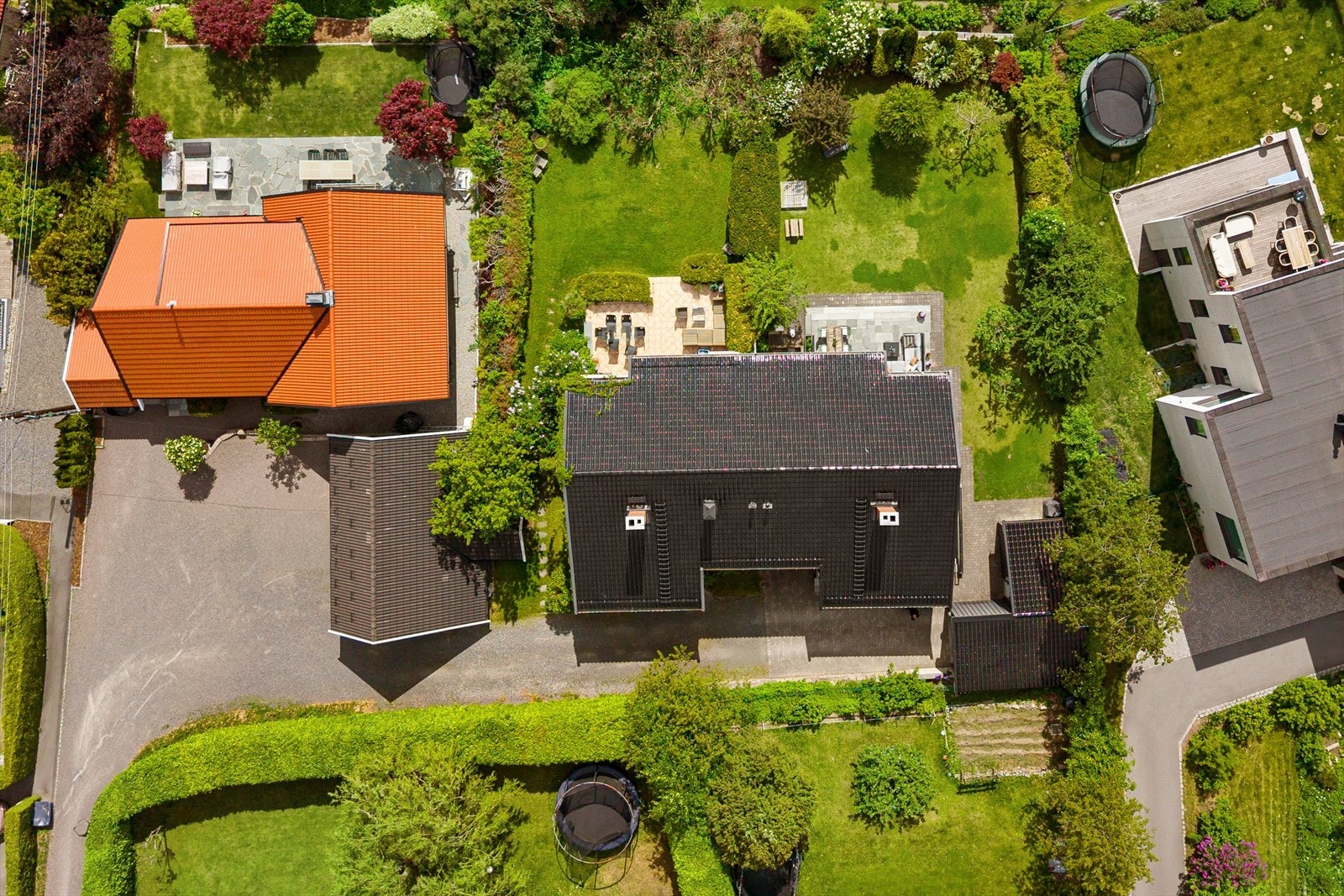 Her bor du tilbaketrukket og familievennlig, samtidig som du har umiddelbar nærhet til alt av servicetilbud, kollektivtransport og rekreasjonsmuligheter Galleribilde