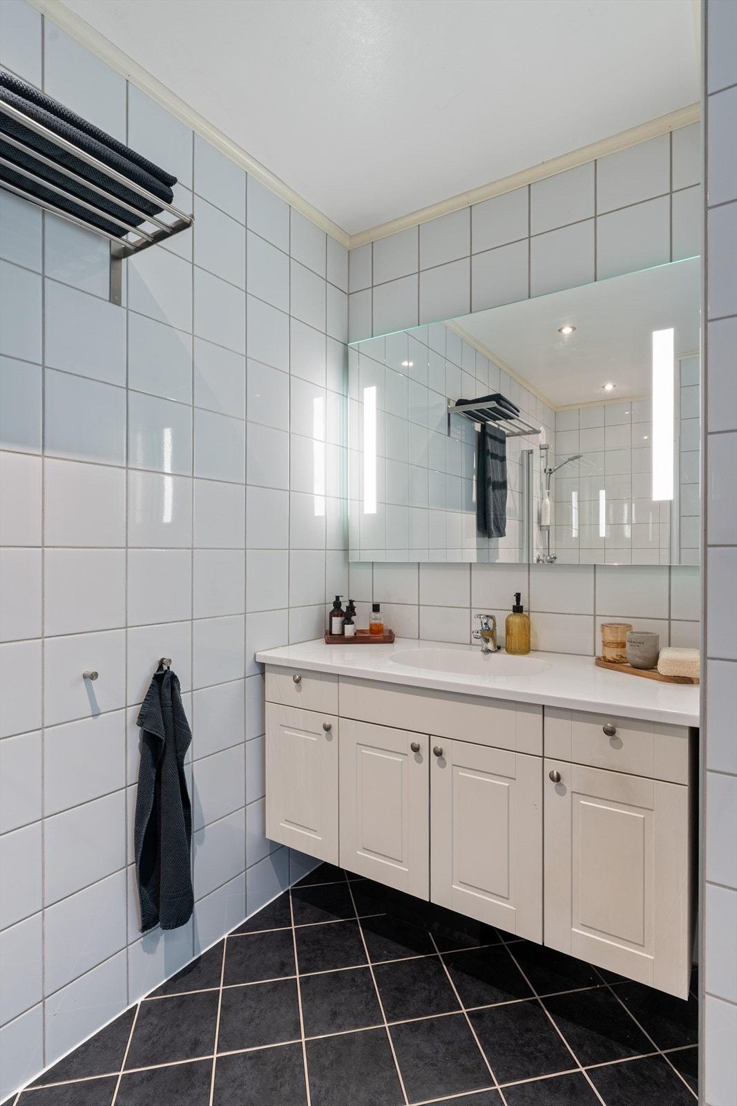 Innredet med dusjvegger av glass, servant med underskap og vegghengt toalett. Innredningen er fra HTH. Det er ikke avdekket fukt på badet ihht tilstandsrapporten. Galleribilde