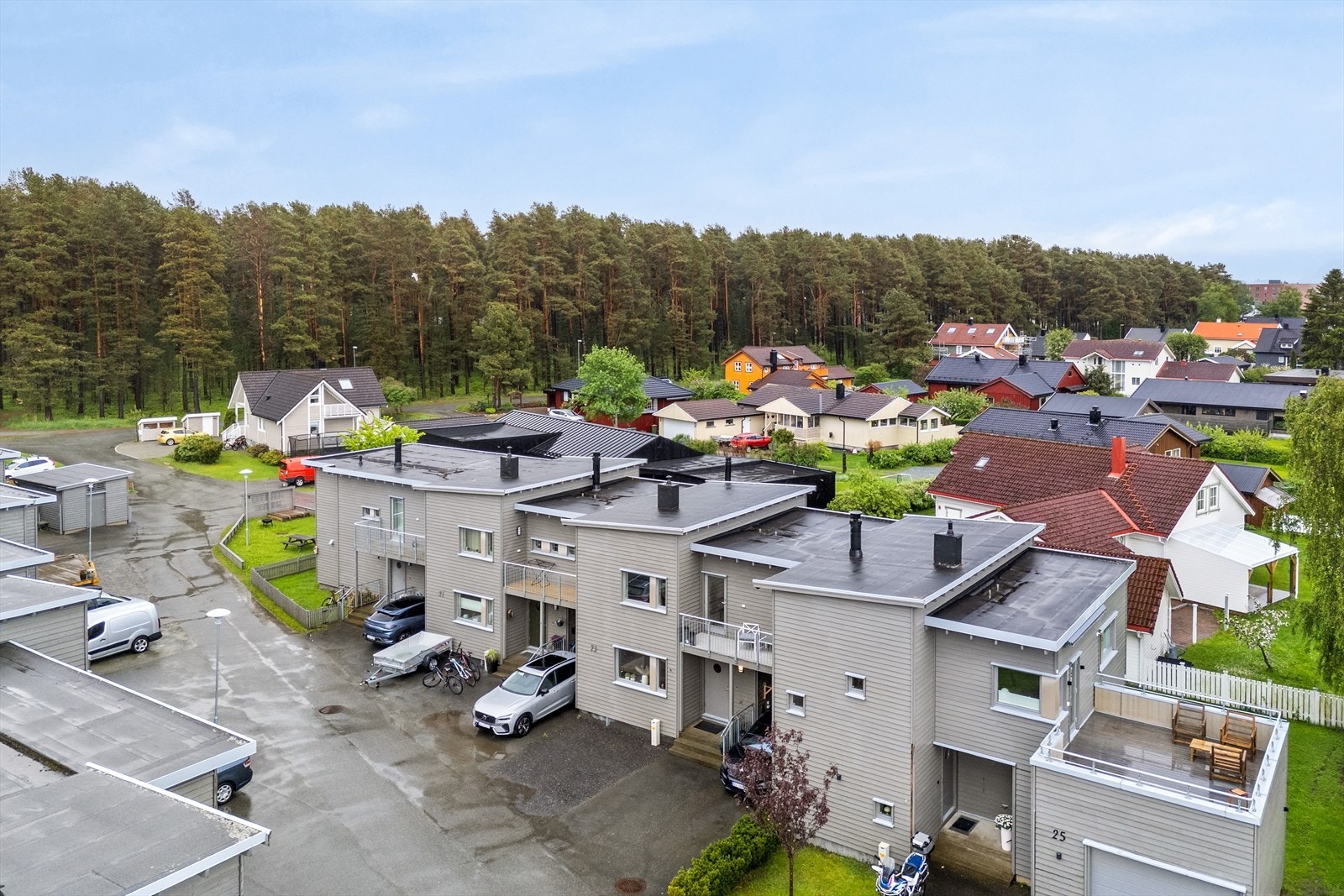 På fremsiden av boligen har du asfaltert og gruset gårdsplass med carport Galleribilde