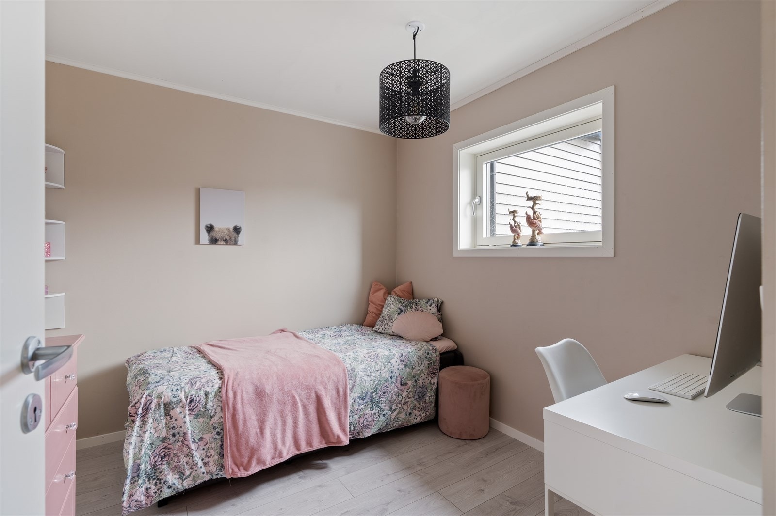 Hovedsoverommet var tidligere innredet som 1 soverom med walk-in-closet, men ved oppsett av lettvegg mellom rommene, er det i dag etablert et soverom ekstra - Dette kan enkelt endres og innredes etter ønske og behov Galleribilde
