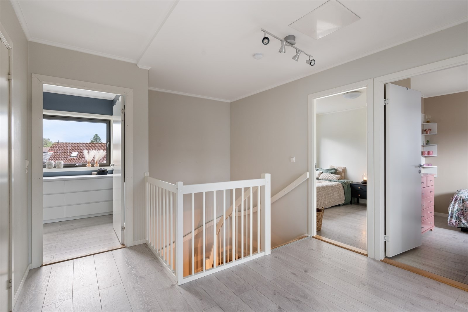 Gangparti i 2. etasje som fint kan benyttes som en liten loftstue/oppholdsrom Galleribilde