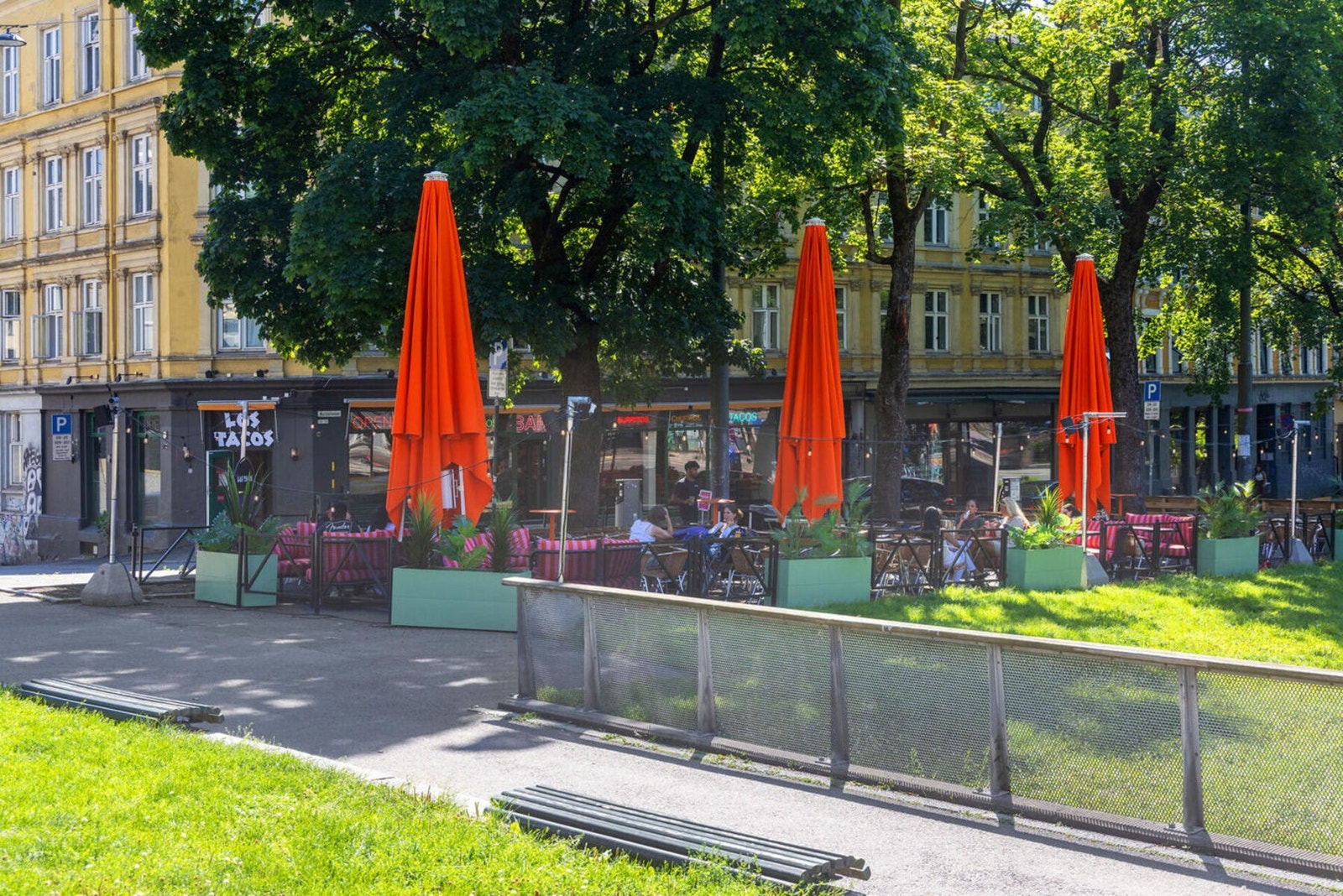 Flere gode spisesteder og restauranter rett ved leiligheten. Galleribilde