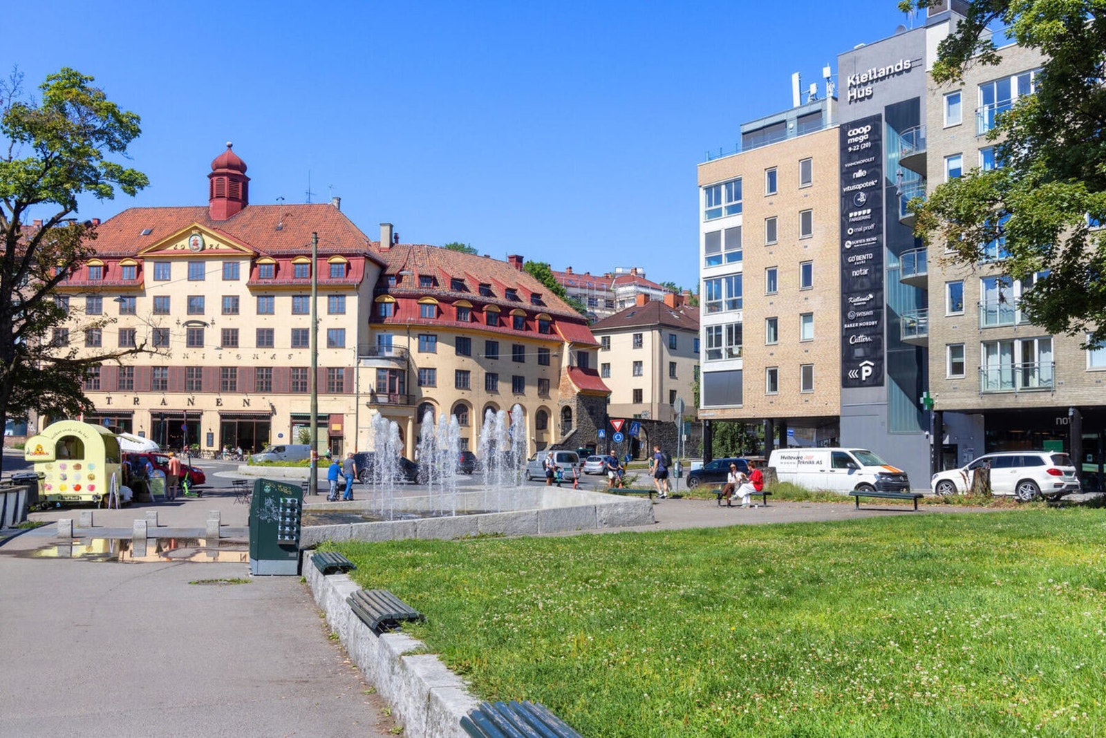 Alexander Kiellends plass med KiellandsHus. Her har du vinmonopol, frisør, apotek m.m. Galleribilde