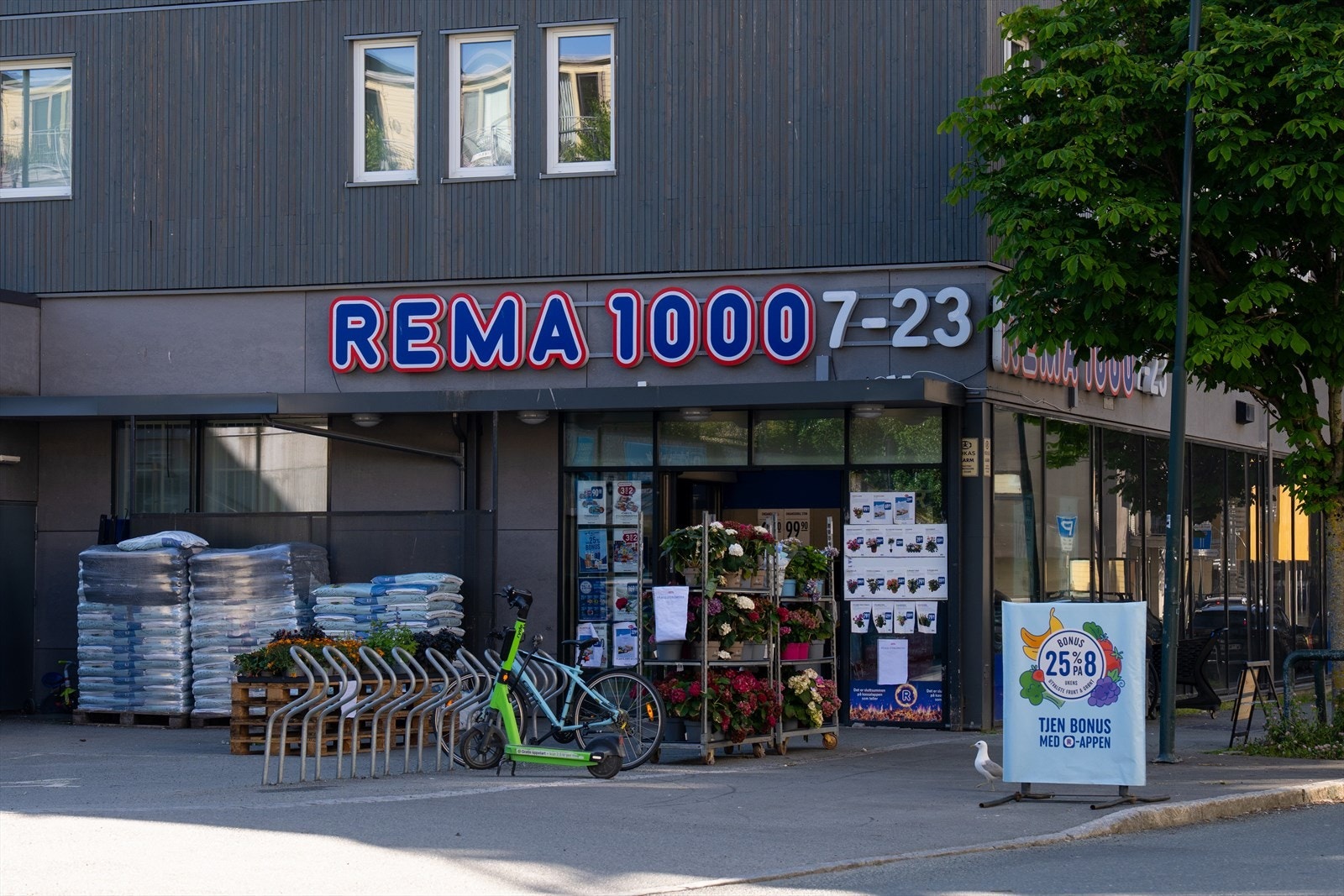 Nærmeste dagligvarebutikker ligger i Ilsvika, ca. 5 minutters kjøretur fra boligen. Her finner du Rema1000 og Coop Prix. Galleribilde