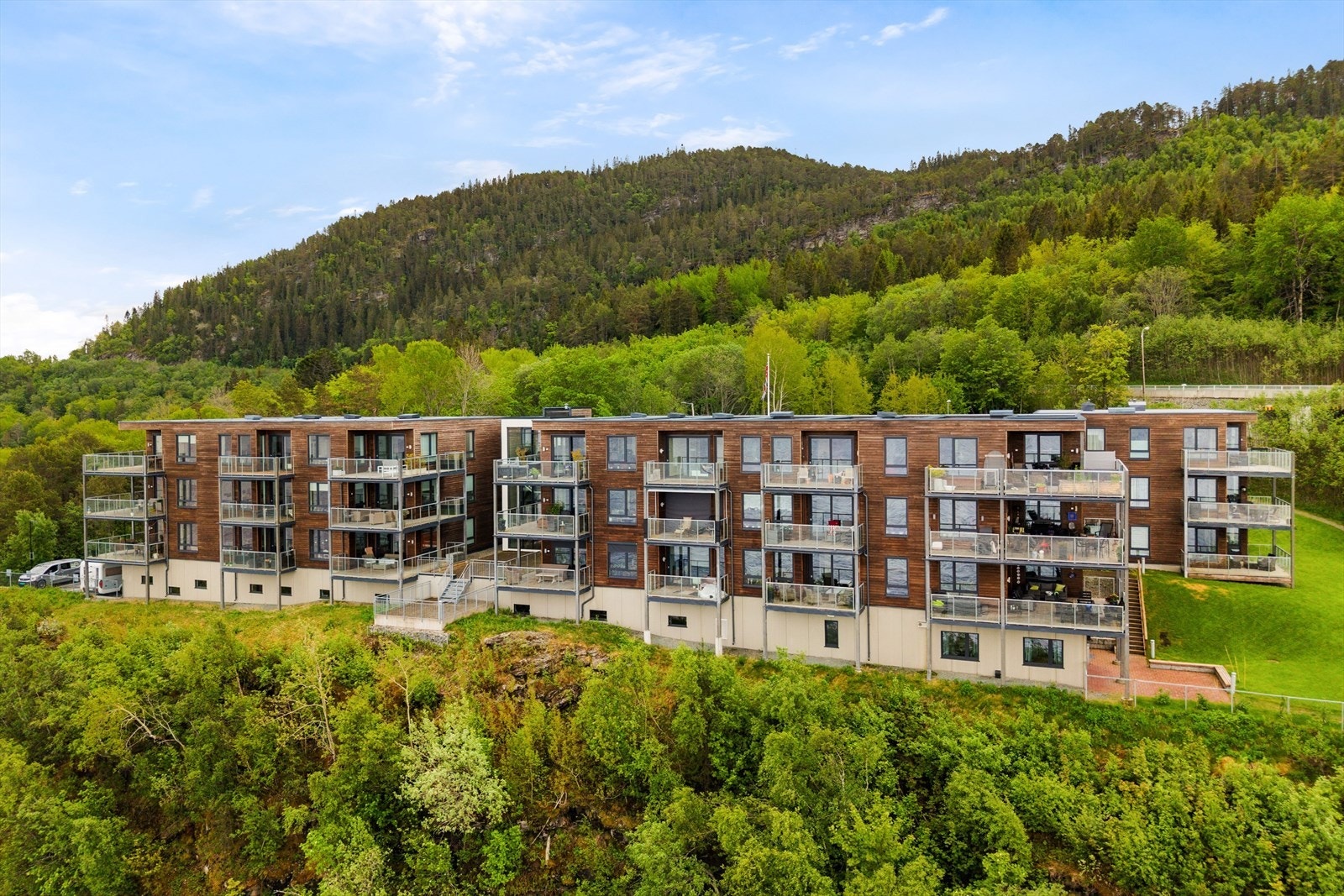En sjelden anledning til å bo i et fredelig og grønt område, samtidig som du har kort vei til alt byen har å by på. Galleribilde