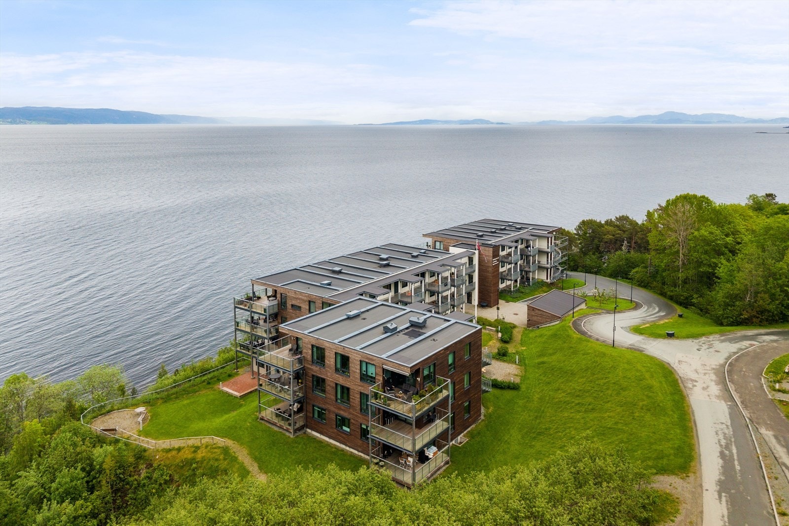 Rolig og tilbaketrukket beliggenhet nær både fjorden og Bymarka med flotte muligheter for bading, båtliv, fiske og turer i helårsterreng. Galleribilde