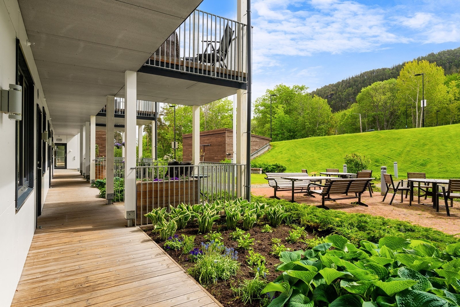 Sørvendt terrasse ved inngangsparti med formiddags- og ettermiddagssol. Terrassen er definert som fellesareal, men disponeres av den enkelte leilighet. Galleribilde