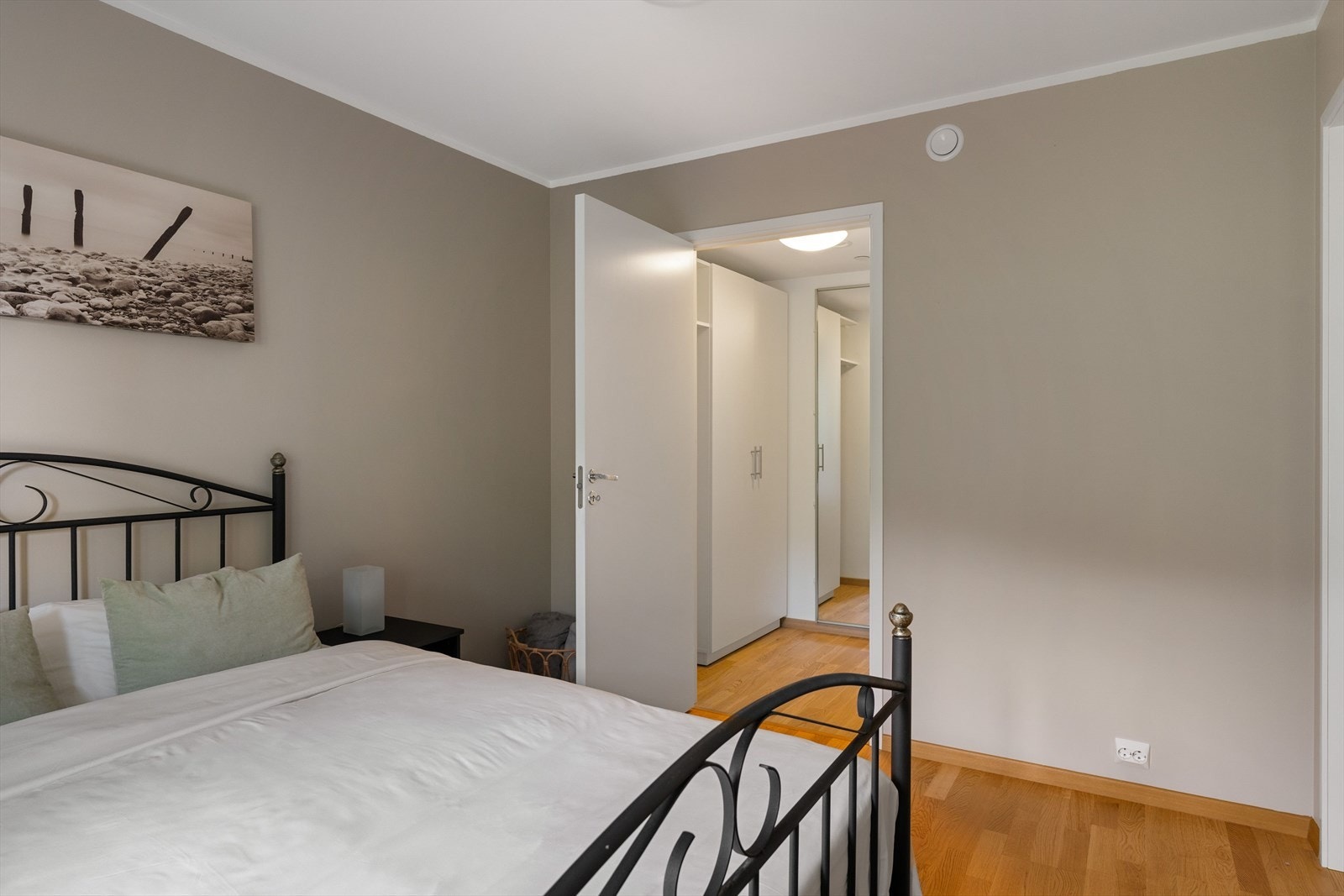Soverommet har en bod på 4 kvm i tilknytning, innredet som walk-in closet med garderobeskap og hyller. Galleribilde