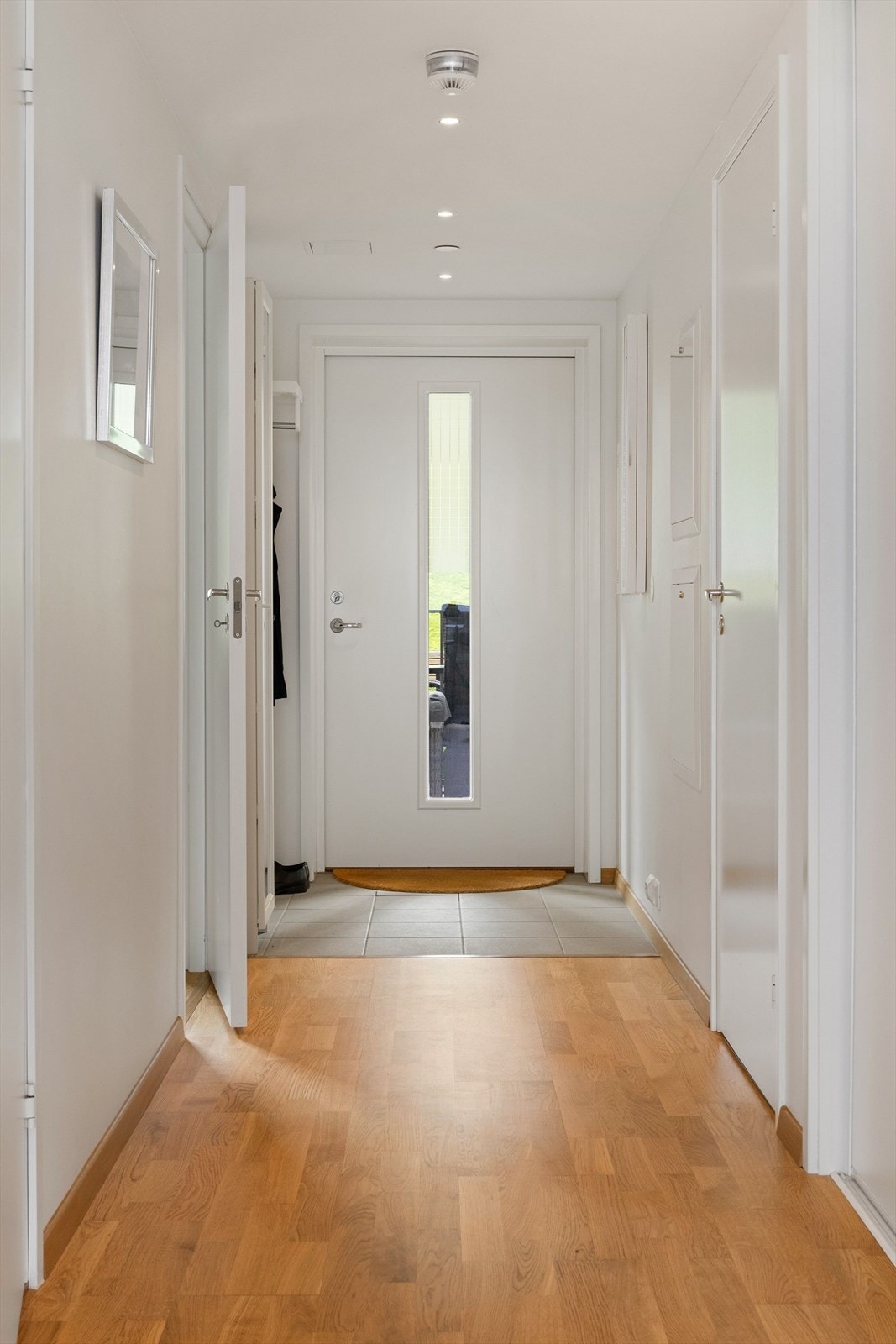 Romslig gang på 9 kvm. Gangen har innebygd skyvedørsgarderobe og dimbare downlights i himling. Galleribilde