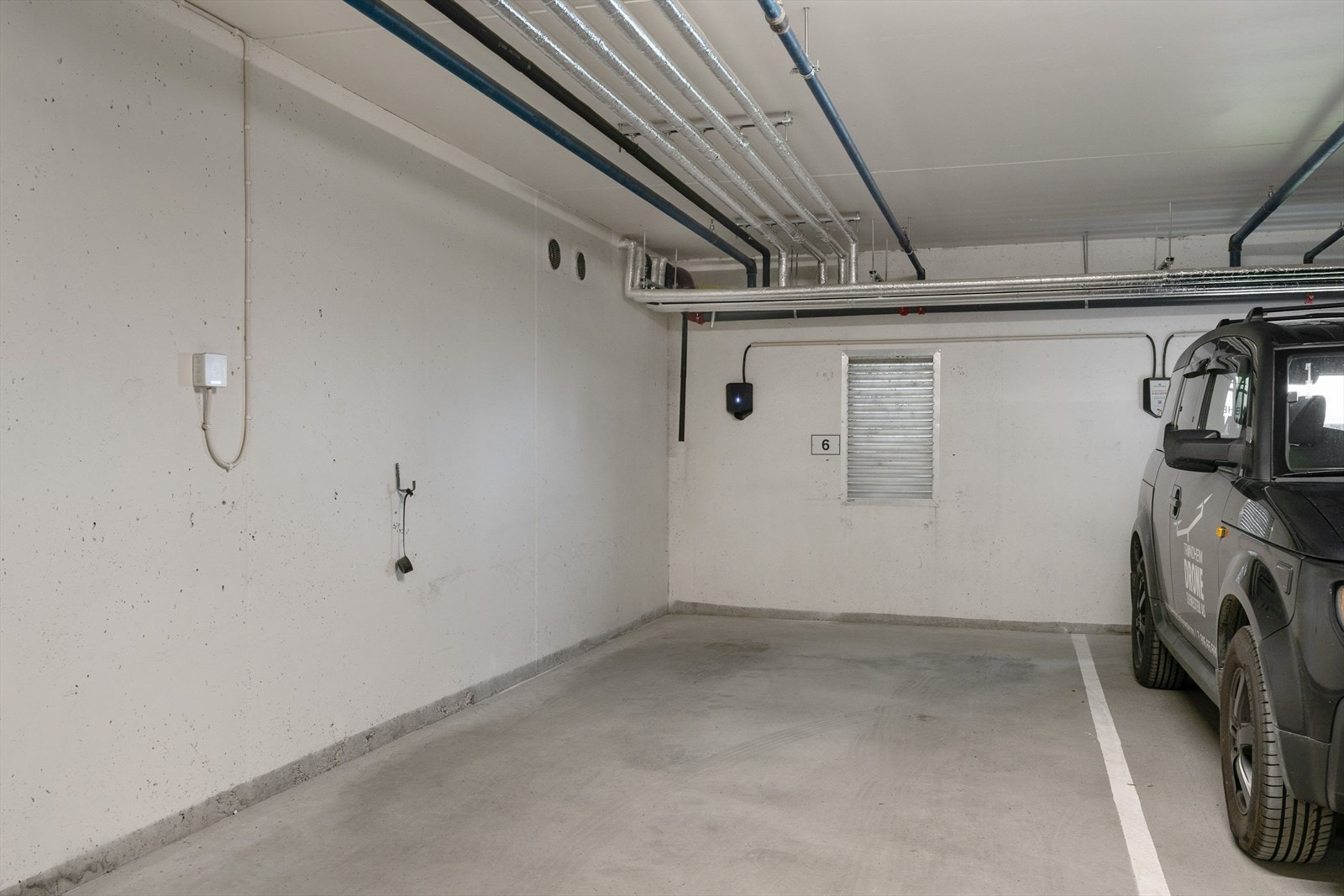 Det medfølger p-plass med elbillader i felles oppvarmet parkeringskjeller, som kan enkelt nås via heis. I tillegg har man en kjellerbod på 5 kvm. Galleribilde