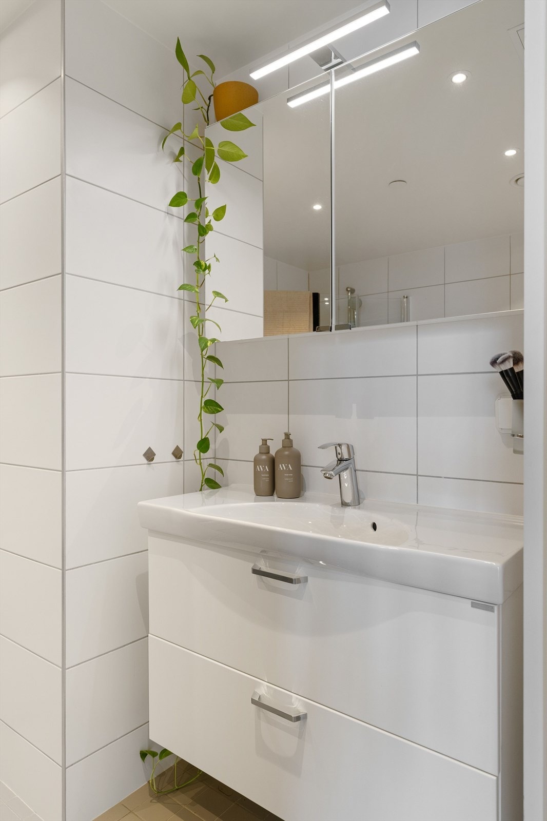 Behagelig gulvvarme og dimbare downlights i himling. Galleribilde