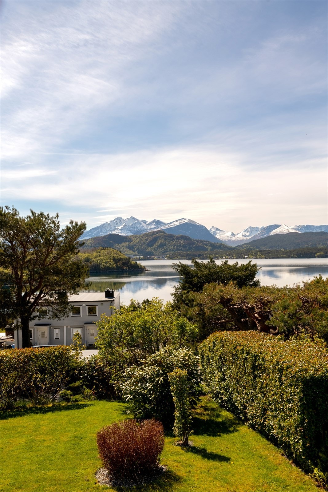Fra eiendommen ser man utover Borgundfjorden. Galleribilde