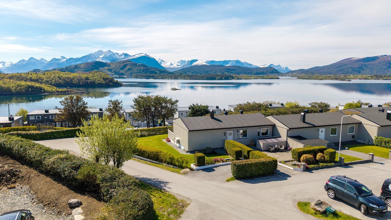 Kort vei til flotte turområder, blant annet Fjordstien som går langs fjorden fra Furmyra til Bogneset Galleribilde