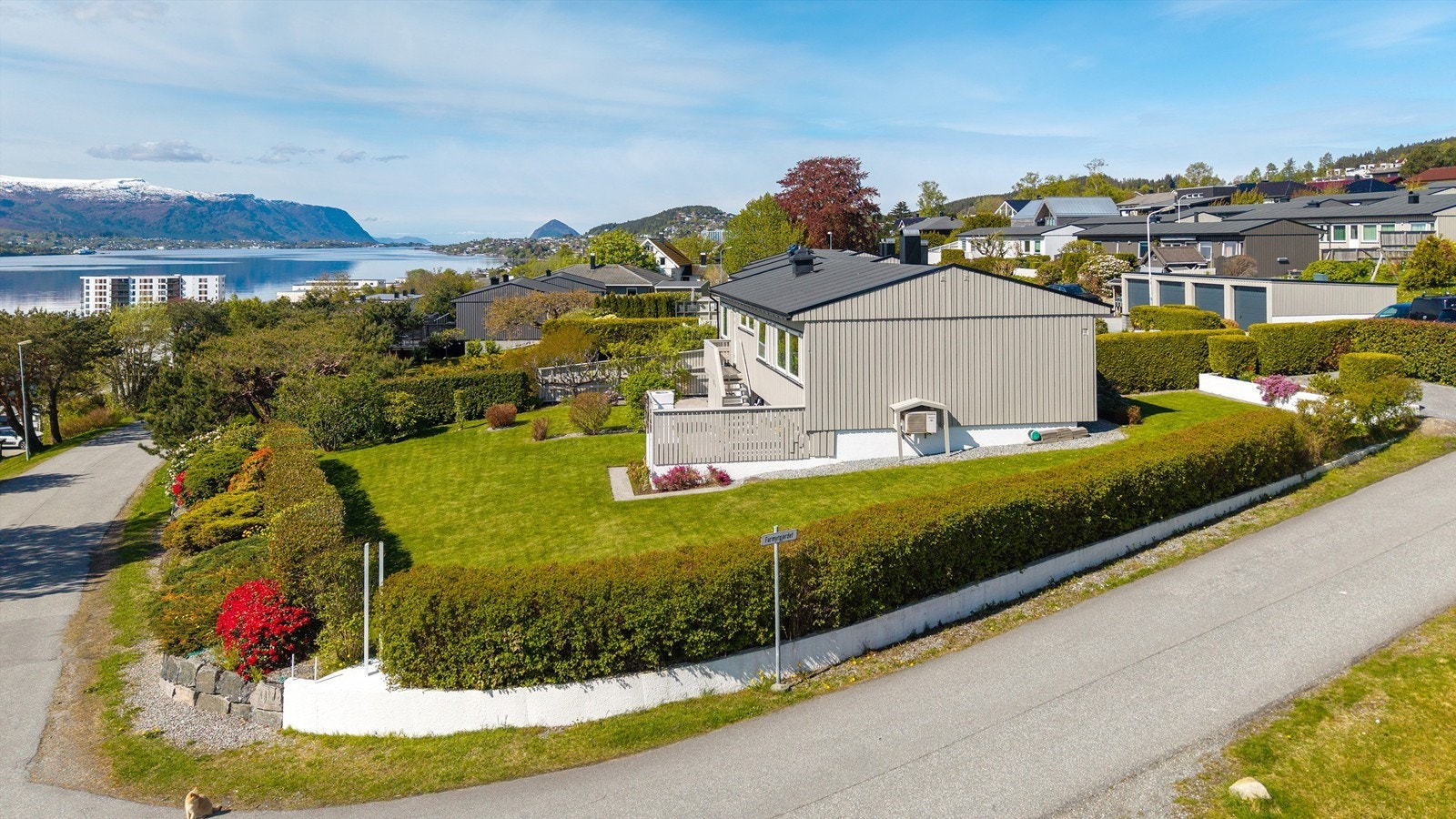 Eiendommen ligger i en slakk, sørvendt skråning med flott utsikt Galleribilde