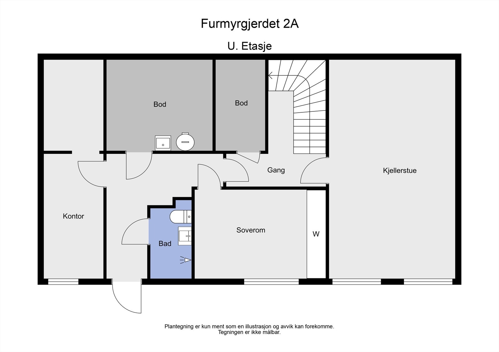 Underetasjen er innredet med hall, bad, flere disponible rom og tre boder Galleribilde