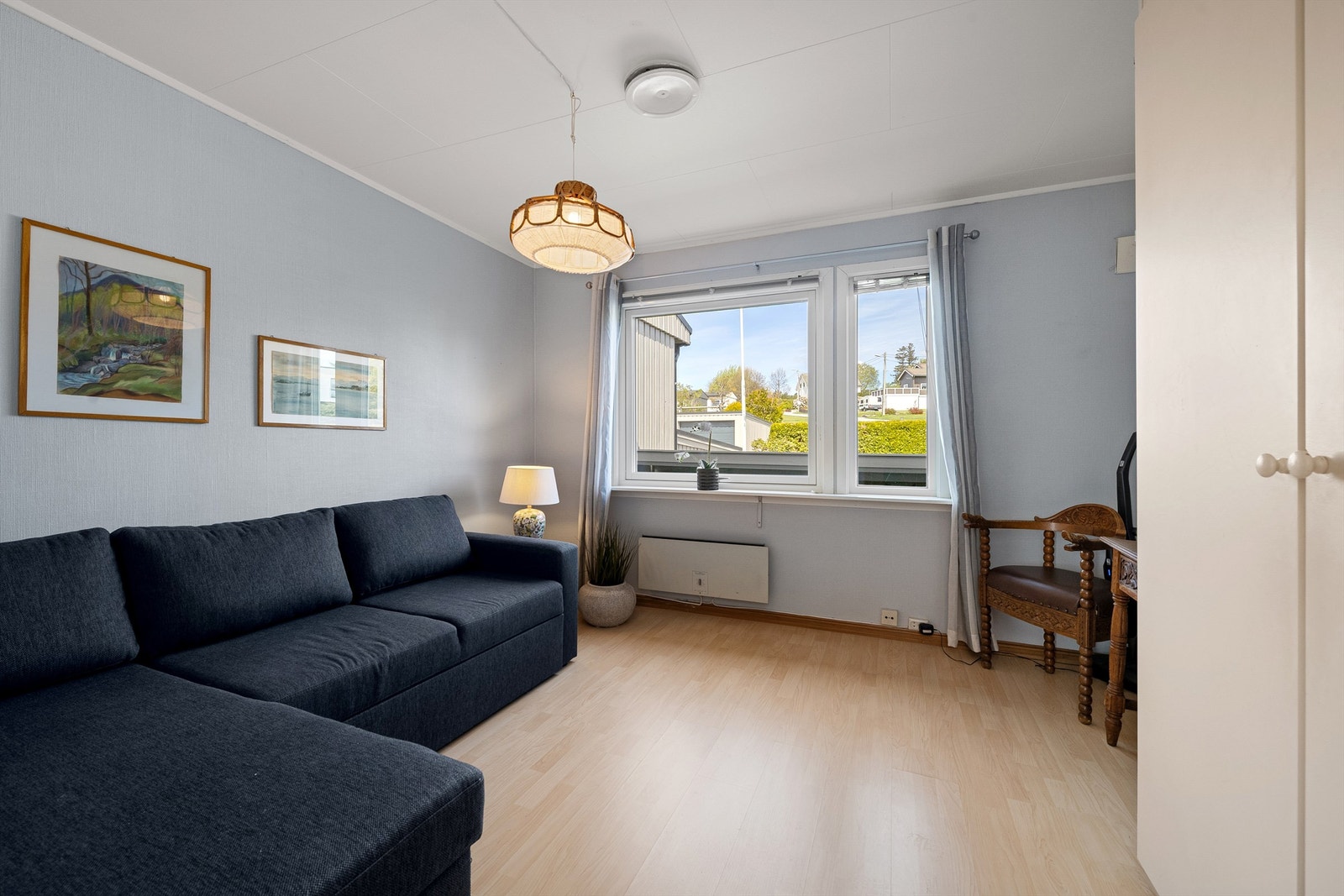 Romslig soverom med plass til både seng og en liten sittegruppe eller kontorløsning Galleribilde