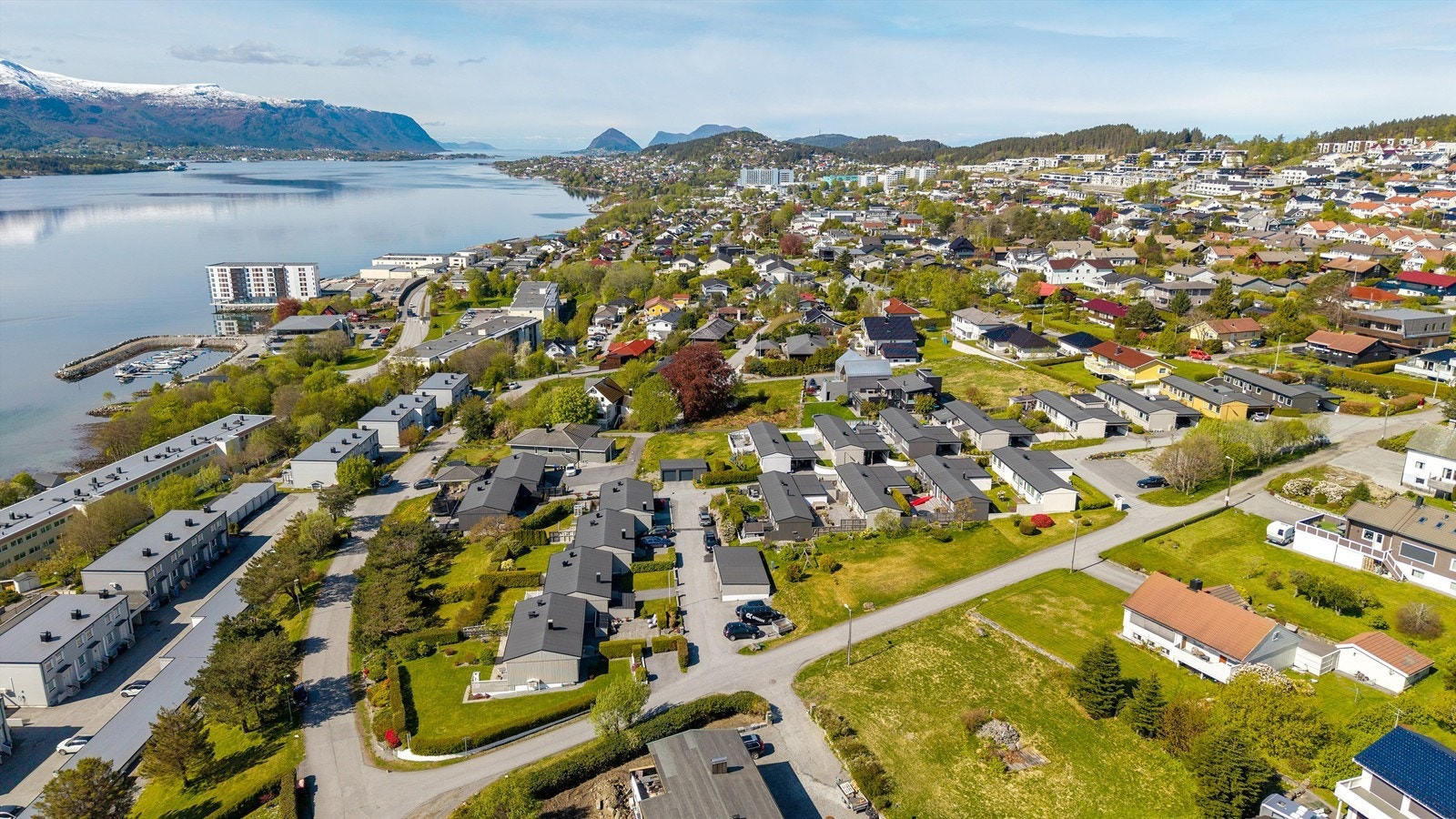 Fra Furmyra er det kort vei til både Ålesund sentrum (ca. 10 km) og Moa-området (ca. 1 km) Galleribilde