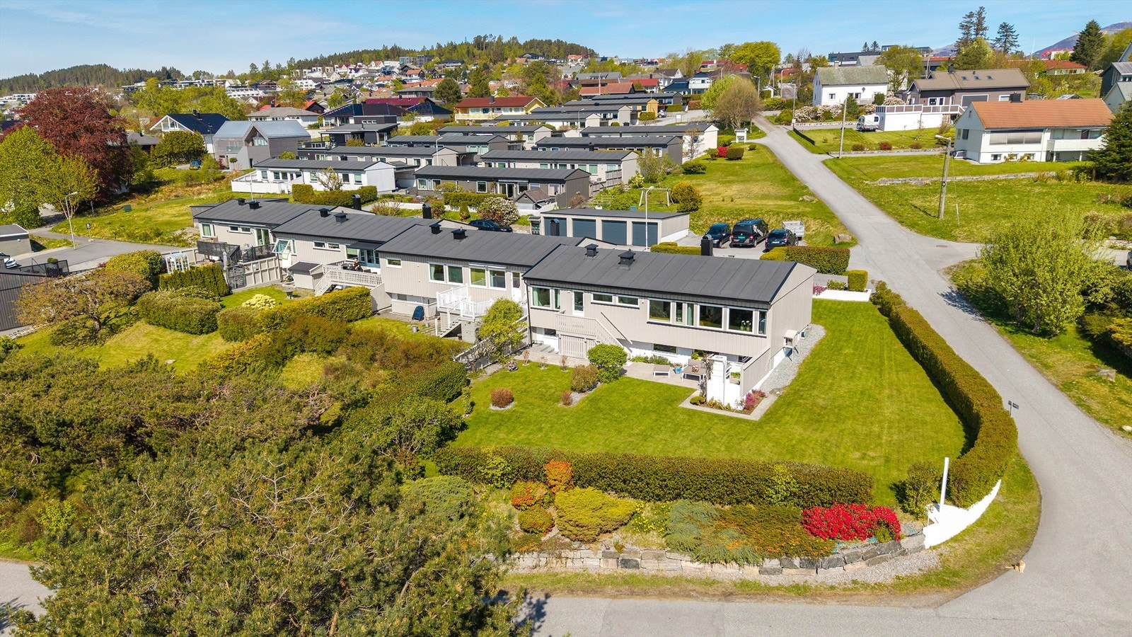 Eiendommen ligger fint til på et hjørne, med en romslig og velstelt hage Galleribilde