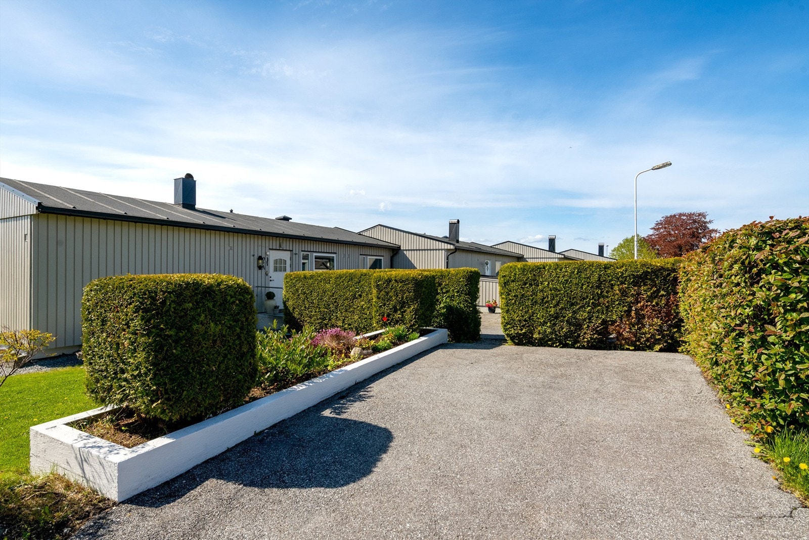 Eiendommen disponerer biloppstillingsplass på tomten Galleribilde