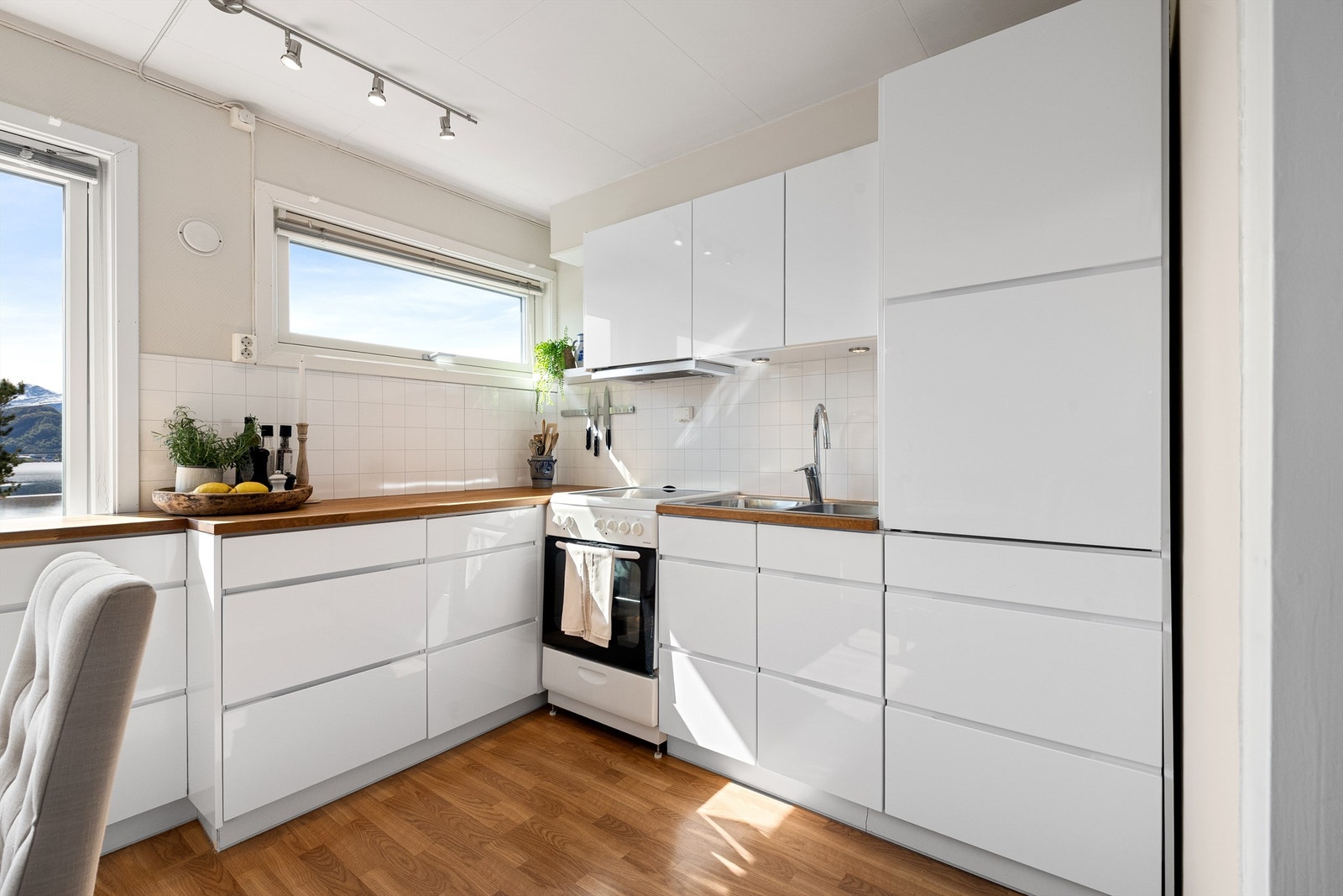 Kjøkkenet er utstyrt med kjøkkenventilator med avtrekk ut, samt integrert kjøleskap og oppvaskmaskin Galleribilde