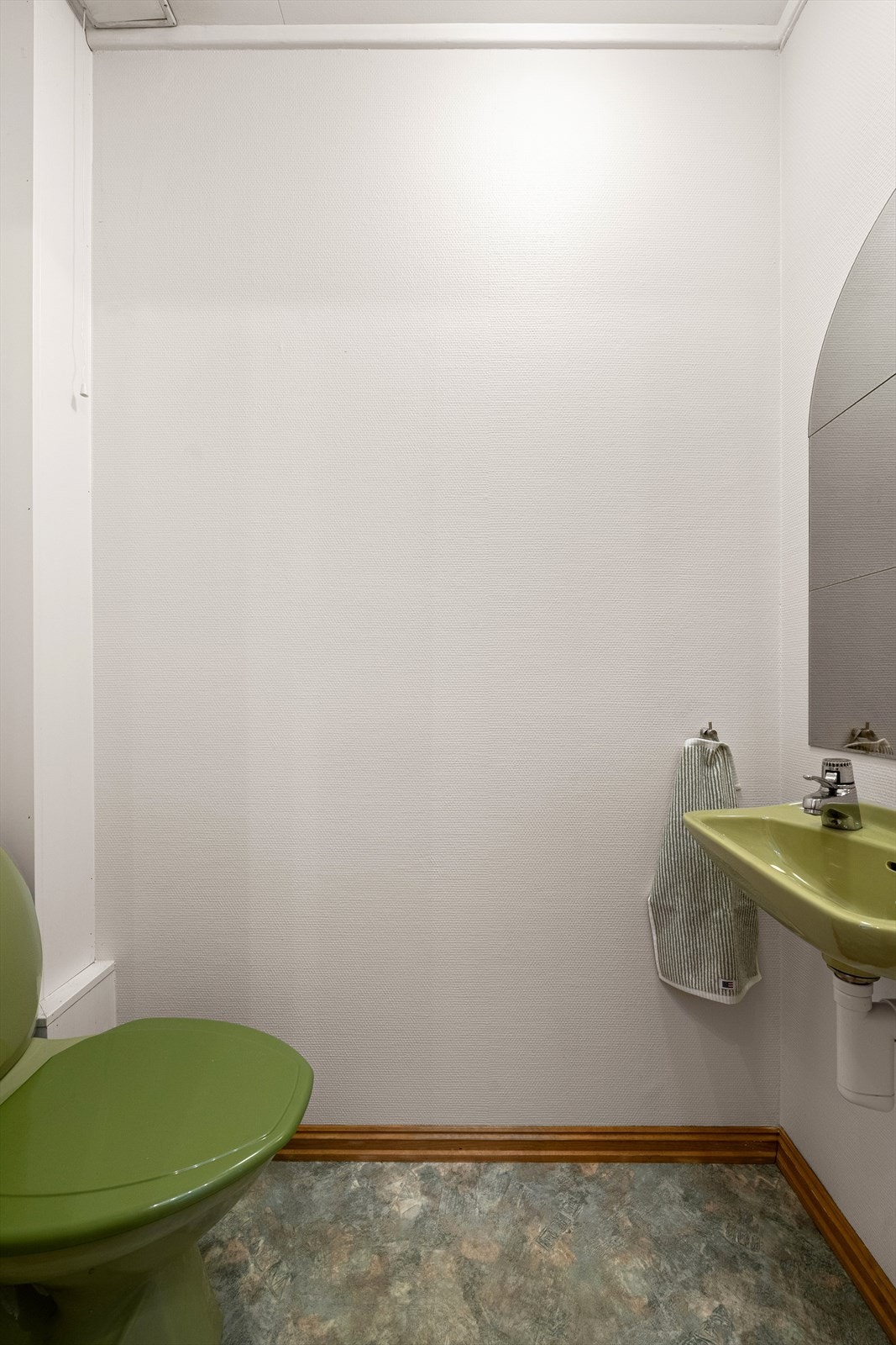 Separat toalettrom i hovedetasjen med servant og toalett Galleribilde