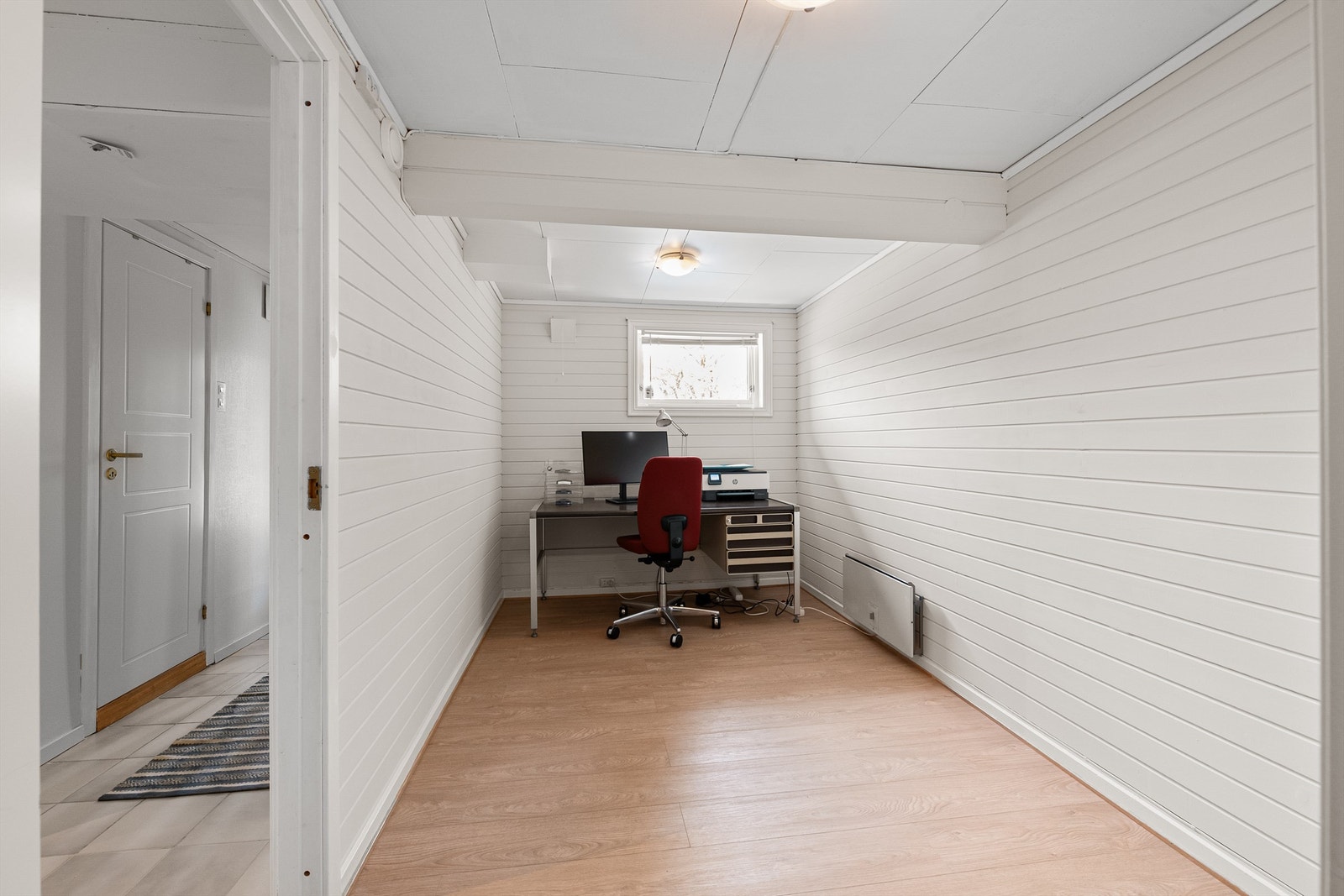 Innredet rom i underetasjen som egner seg godt som kontor eller hobbyrom Galleribilde