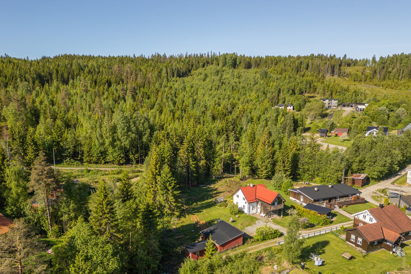 Det er flere barnehager og skoler i nærområdet, og området er kjent for trygge og oversiktlige oppvekstmiljøer. For den aktive finnes et rikt utvalg av turmuligheter året rundt, med skogsstier, skiløyper, sykkelruter og badeplasser lett tilgjengelig. Galleribilde