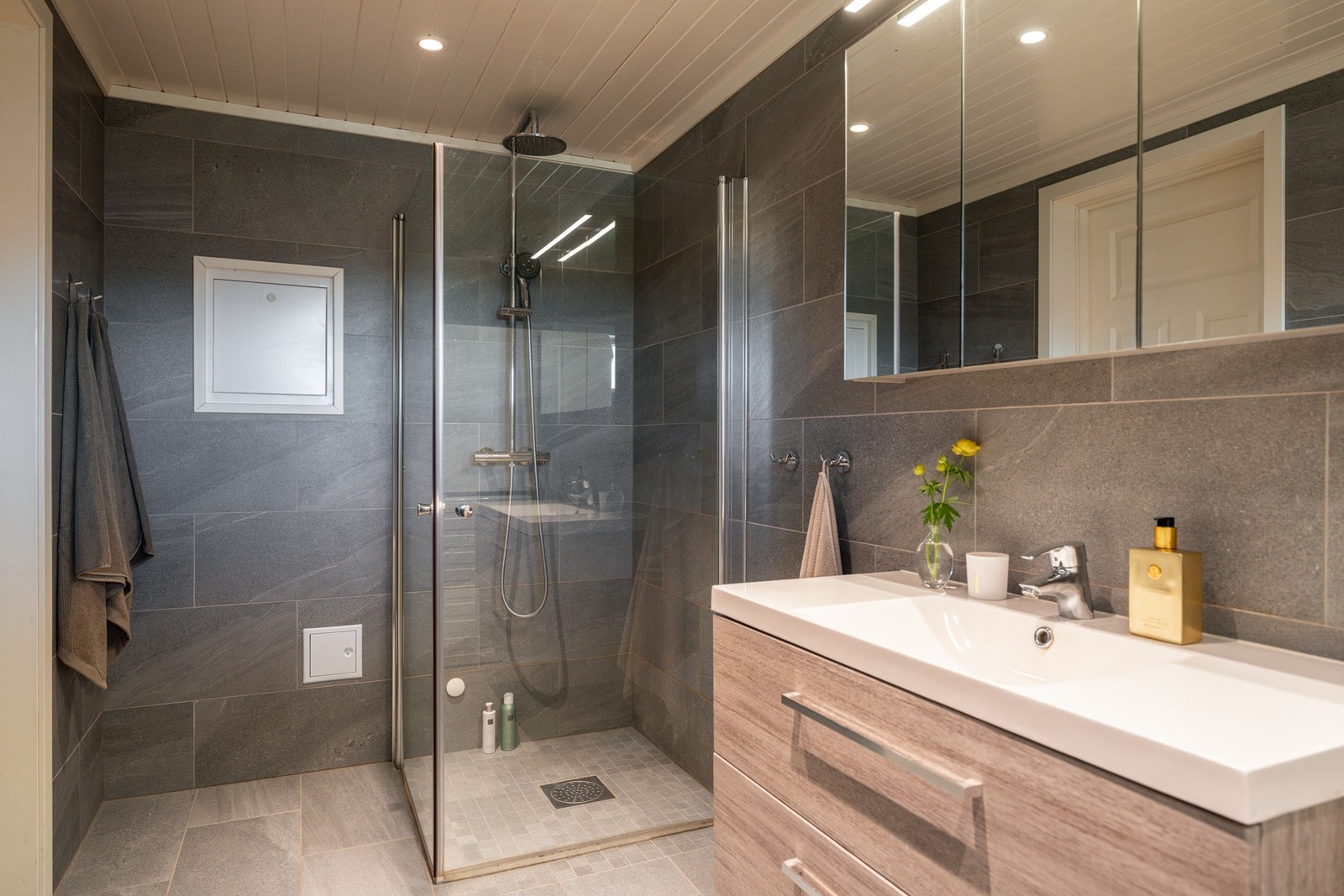 Det moderne badet ble etablert i forbindelse med påbygget fra 2018 og holder en stilren standard med komfortable løsninger. Galleribilde