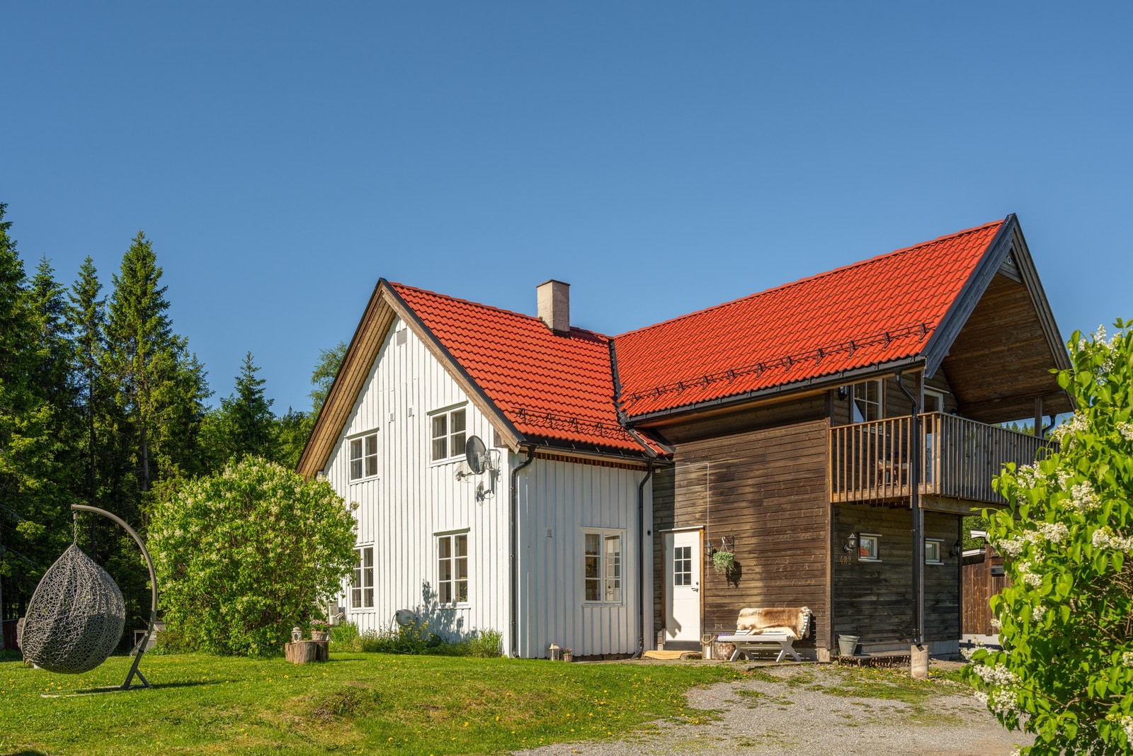 Eneboligen har en stor tomt på ca. 2,5 mål med drivhus og gode muligheter for å dyrke egen mat. Galleribilde