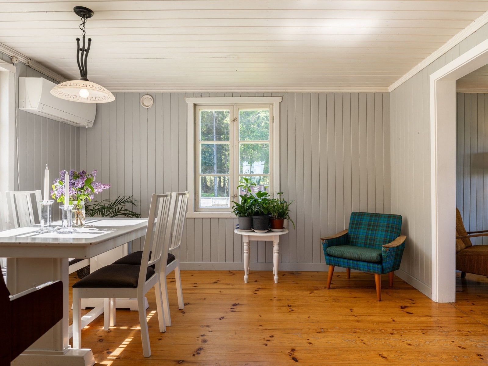 Spisestuen byr på en lun og innbydende atmosfære med plass til både hverdag og selskap. Galleribilde