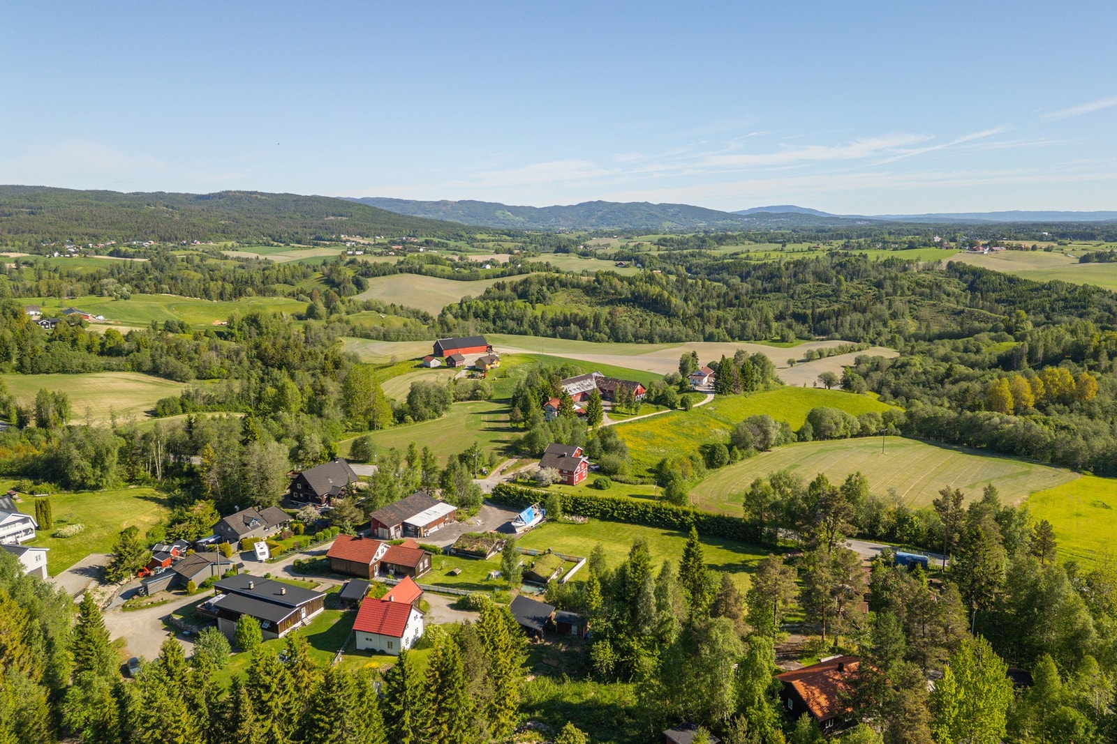 Gardermoen ligger også innen komfortabel avstand, noe som gjør området attraktivt for pendlere. Fra Gardermoen tar toget deg inn til Oslo S på kun 22 minutter. Med bil bruker man ca. 45 minutter til Oslo. Galleribilde