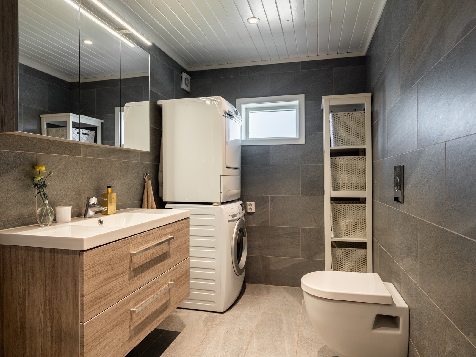 Det er opplegg for vaskemaskin og tørketrommel på badet. Galleribilde