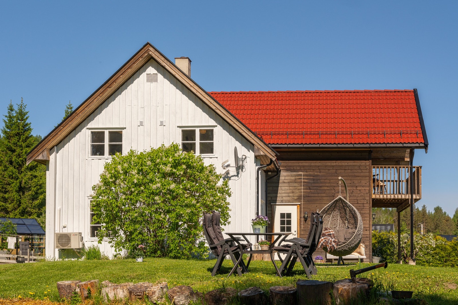 Eiendommen byr på en flott hage med god plass til både aktivitet og avslapning. Galleribilde