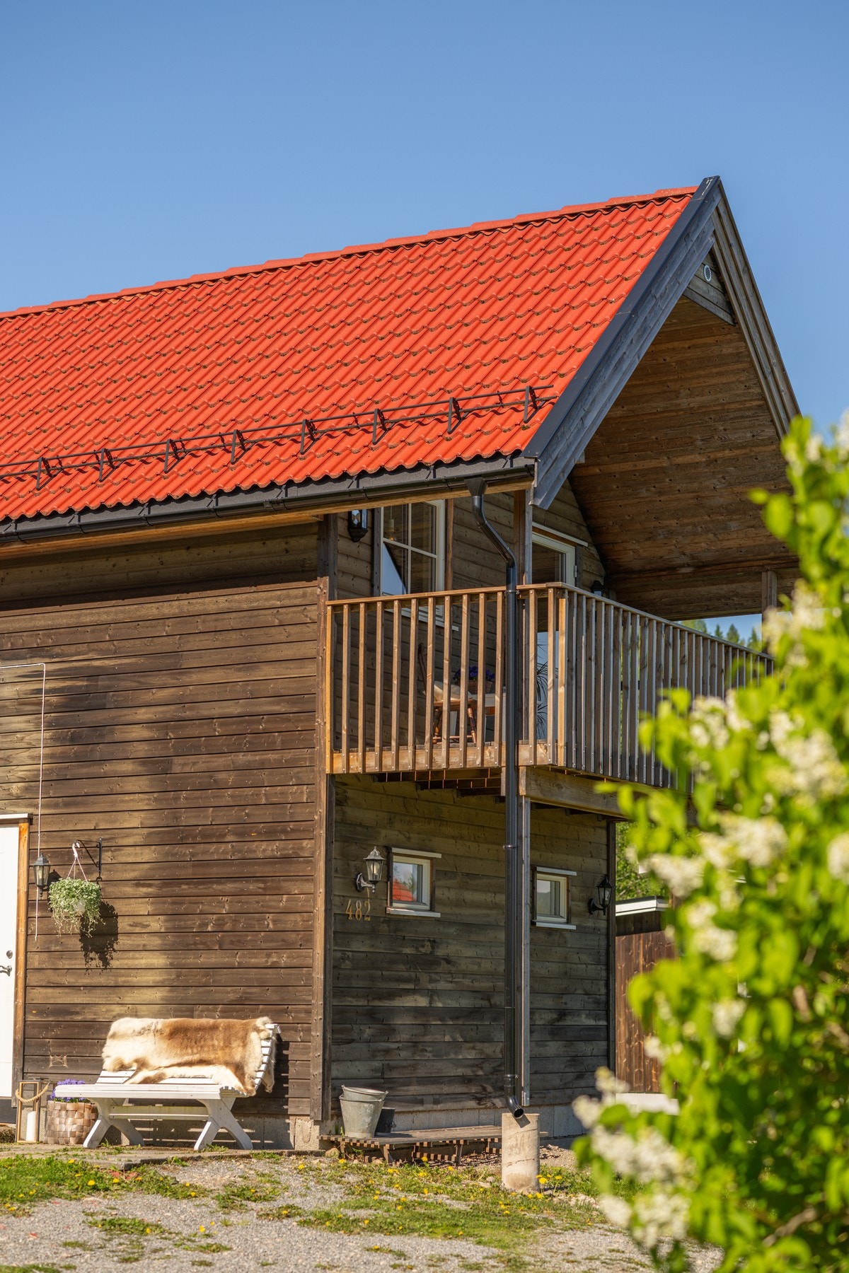 Eiendommen har lite innsyn og ligger på et lite og koselig boligområde uten gjennomgangstrafikk, ideelt for barnefamilier! Galleribilde