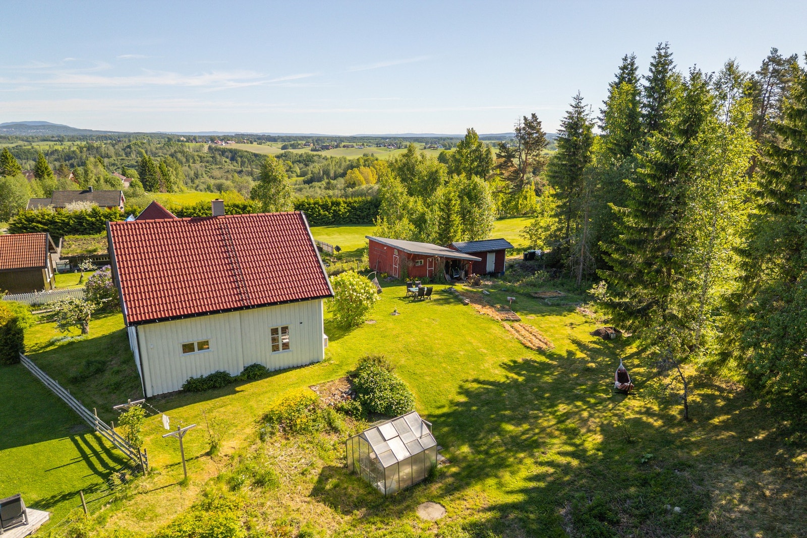 Pent opparbeidet tomt med frodige omgivelser og plass til både lek og hageinteresser. Galleribilde
