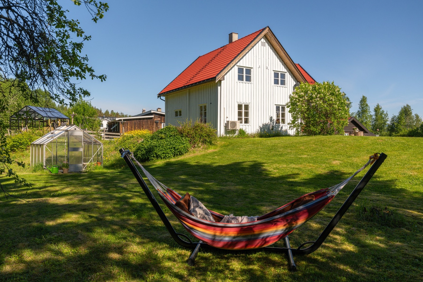 Her bor du med naturen tett på, samtidig som tomten oppleves åpen og romslig. Her kan du nyte rolige omgivelser, grønne flater og god boltreplass rett utenfor døren. Galleribilde