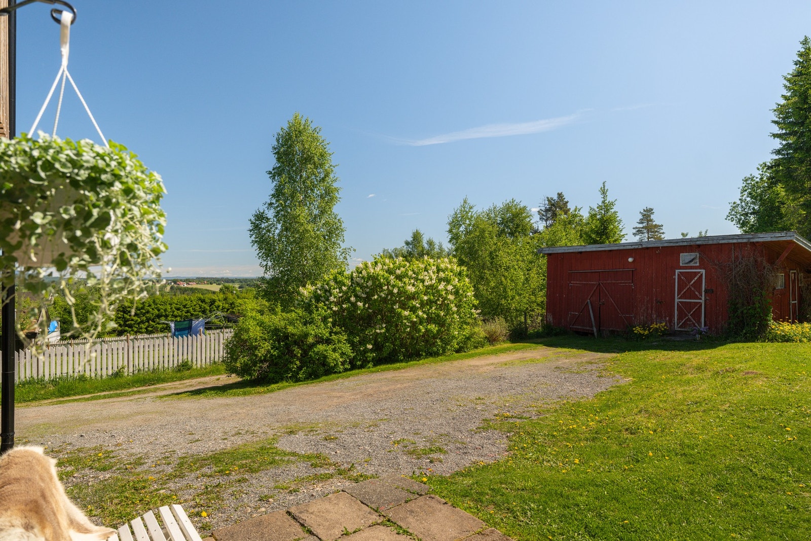 Det er plass til å parkere bilen på tomten. Galleribilde