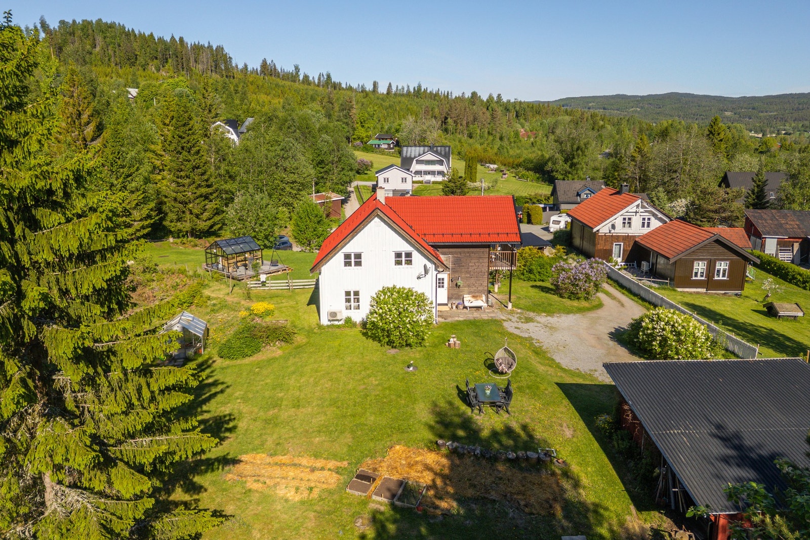 Her kombineres småbrukspreg, romslige uteområder og moderne bokomfort på en fin måte. Galleribilde
