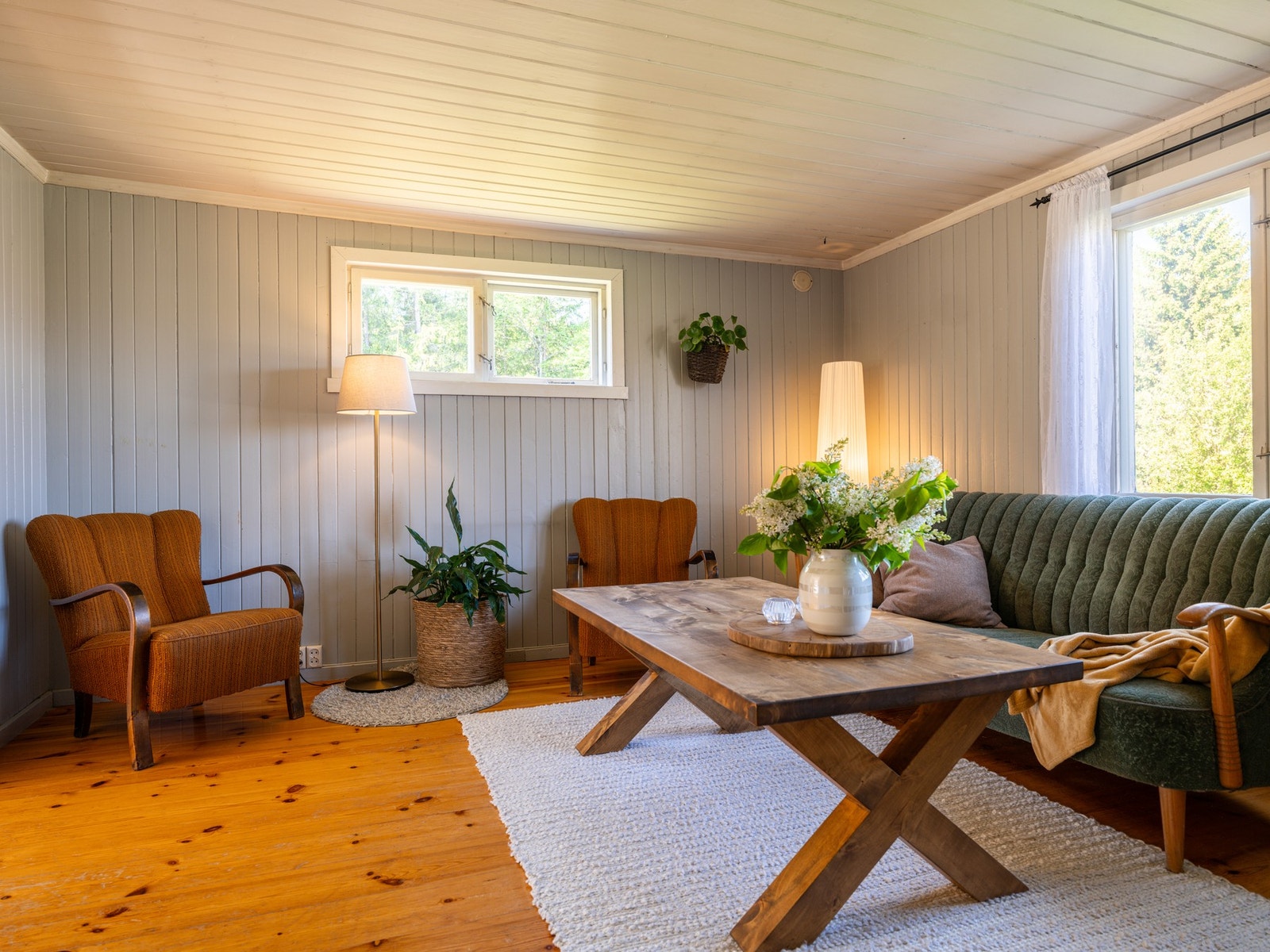 Store vindusflater slipper inn godt med dagslys og gir fin kontakt med de grønne omgivelsene utenfor. Galleribilde