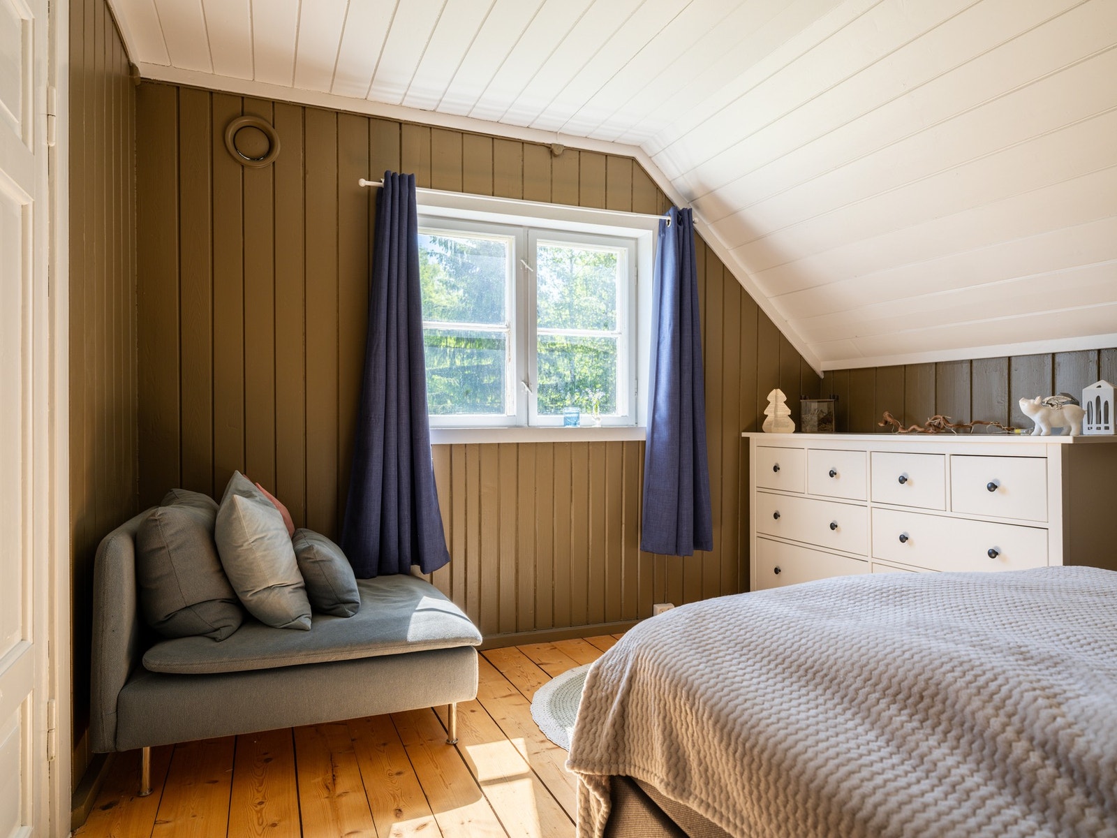 God plass til å innrede med kommode eller en pult med stol om ønskelig. Galleribilde