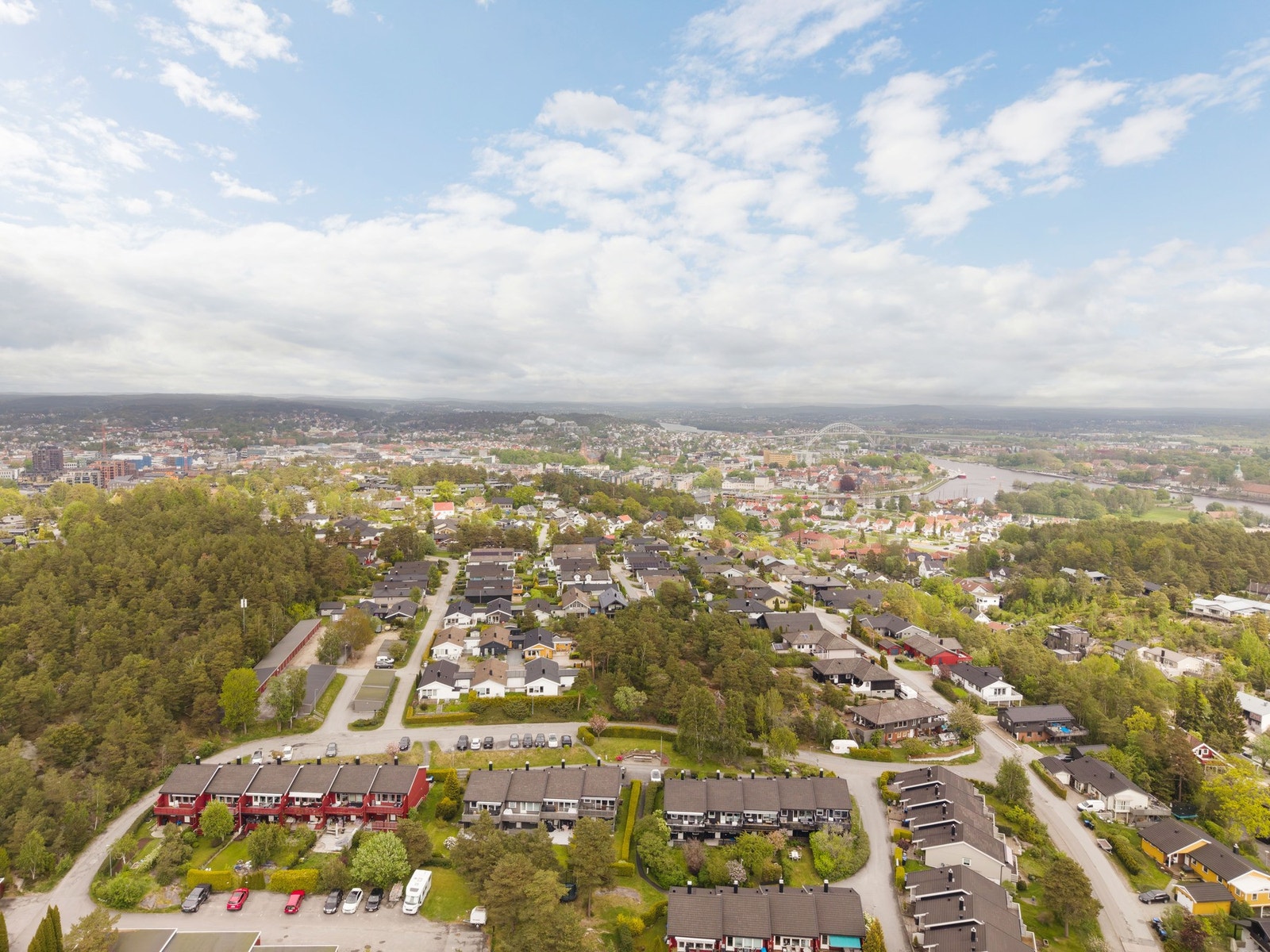 Fra boligen er det bare noen minutters kjøring inn til Fredrikstad sentrum. Området har utmerkede turmuligheter. Galleribilde