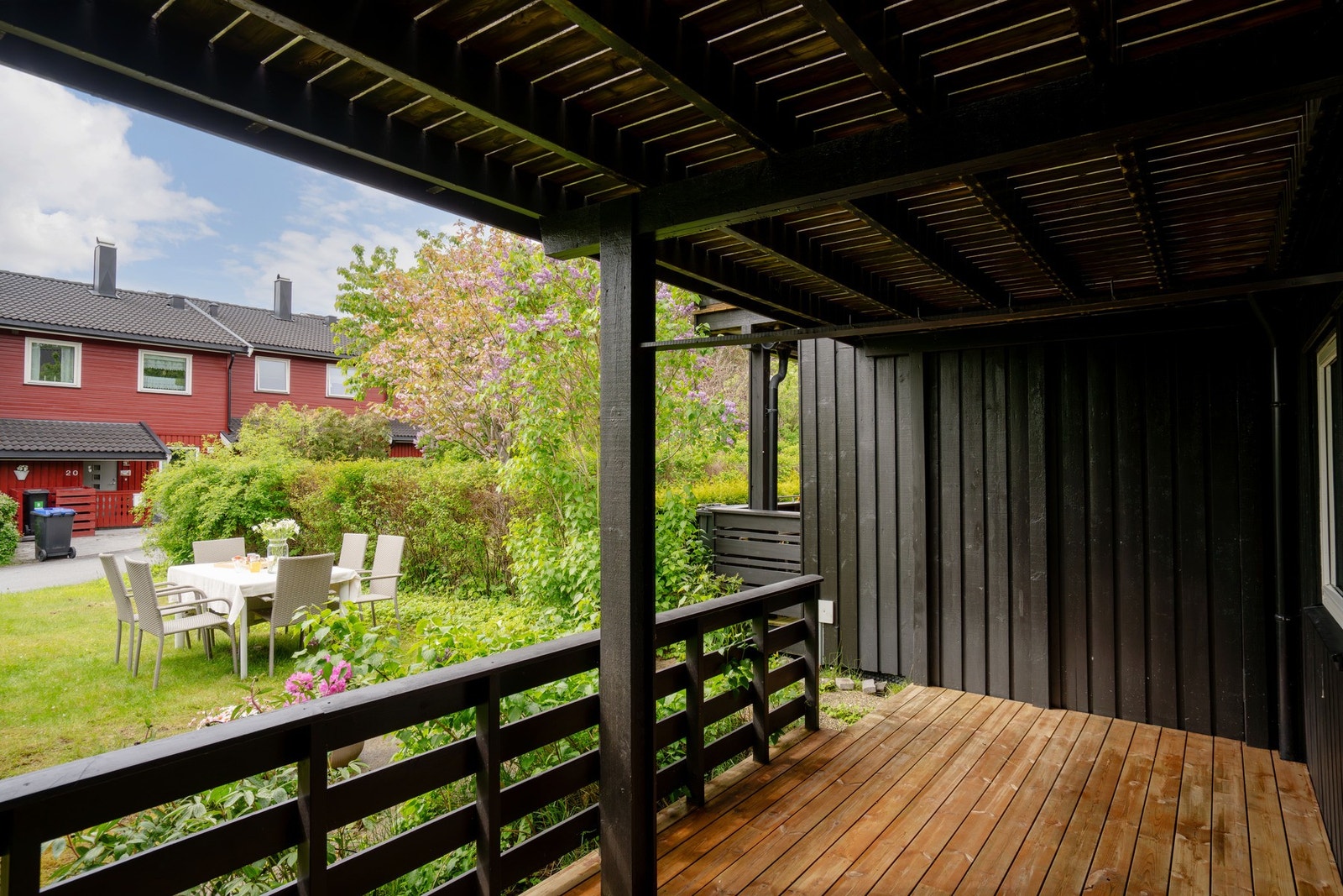 Fra soverom nr. 4 er det utgang til markterrasse og hage. Galleribilde