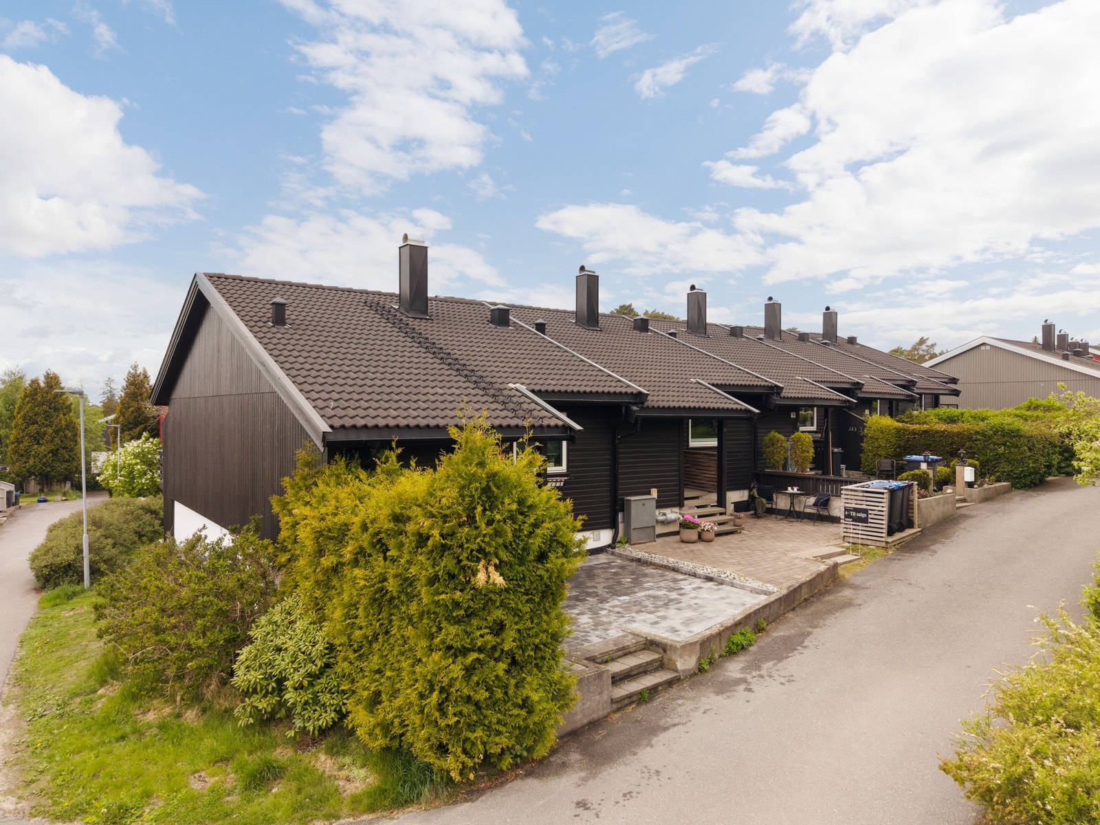 Huset ligger som nr. 2 i sin rekke. Husene ligger plassert på en måte som gjør at man får en naturlig skjerming mellom naboene. Galleribilde