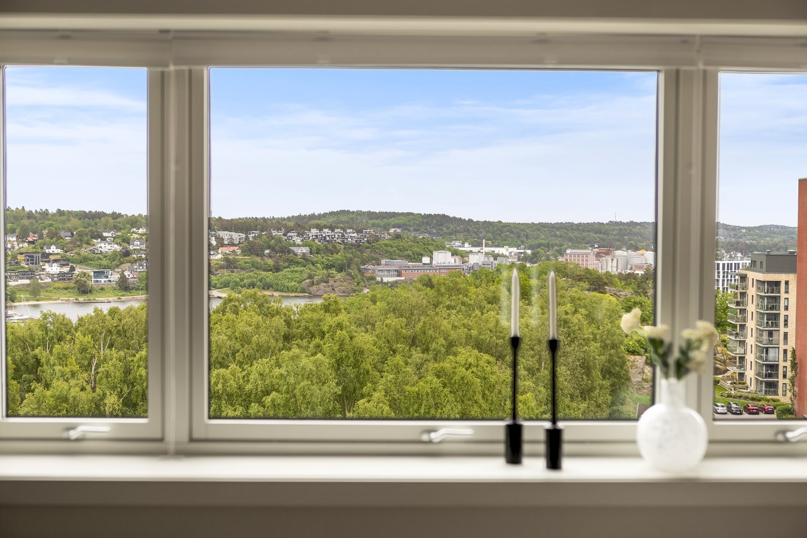 Nydelig utsikt over omkringliggende områder og ned til sjøen. Galleribilde