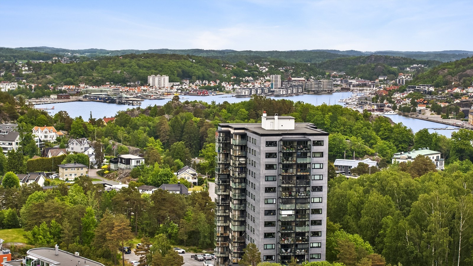 Sameiet har nylig avsluttet en betydelig oppgradering med ny fasade, nye vinduer, nye dører og nye, større balkonger. Galleribilde