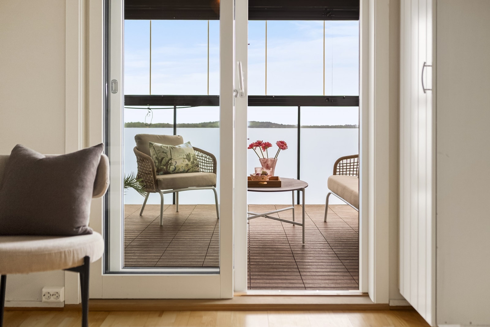 Vi av skyvedør er det også utgang til balkongen. Galleribilde