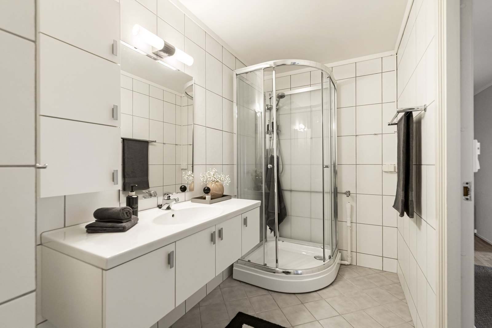 Pent flislagt bad med varmekabler i gulvet. Galleribilde