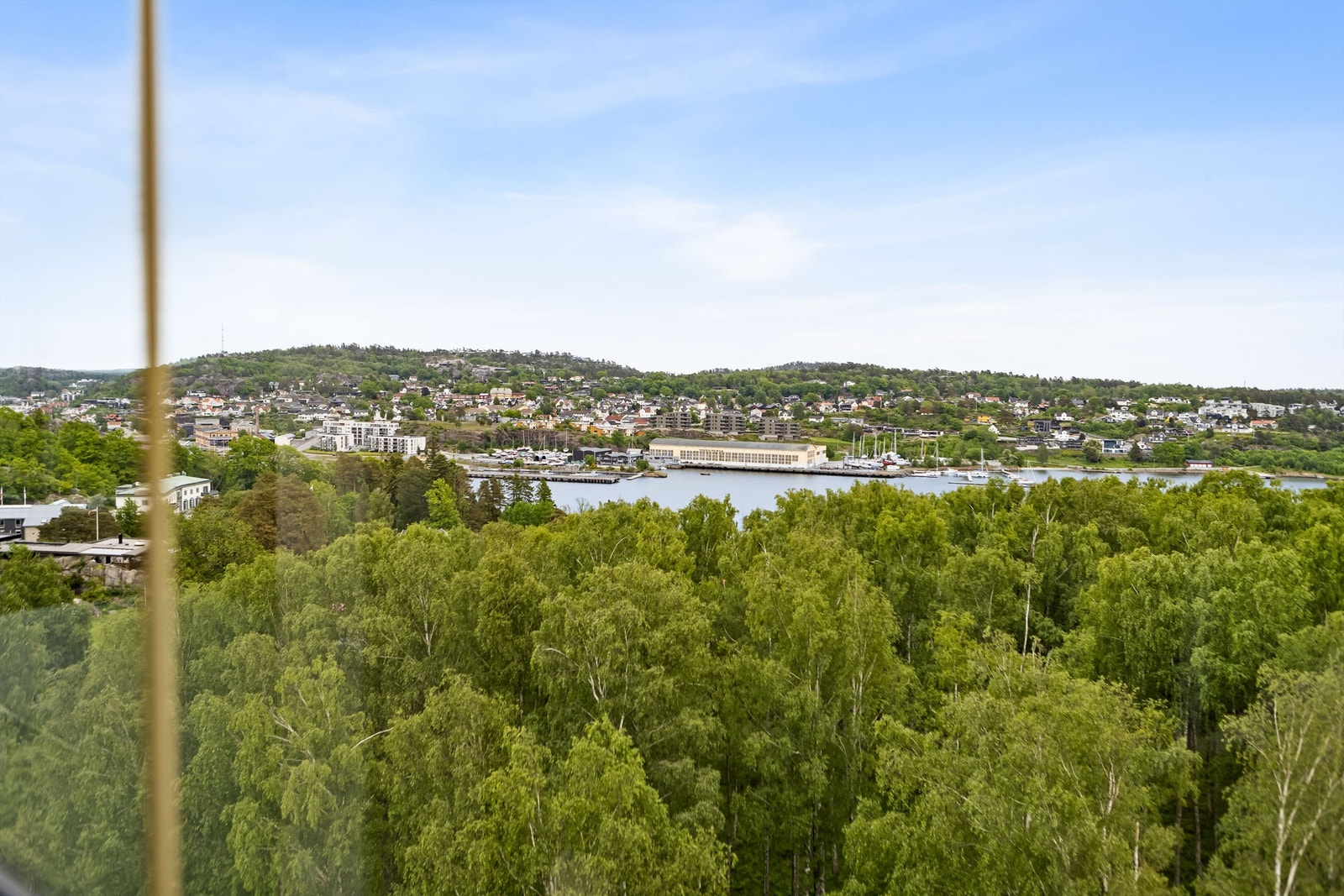 Velkommen til Sjøstrand 6 og denne utsiktsleiligheten i 11. etasje. Her bor du med nydelig utsyn over både området og sjøen, og du får også et lite glimt av Indre Havn. Galleribilde