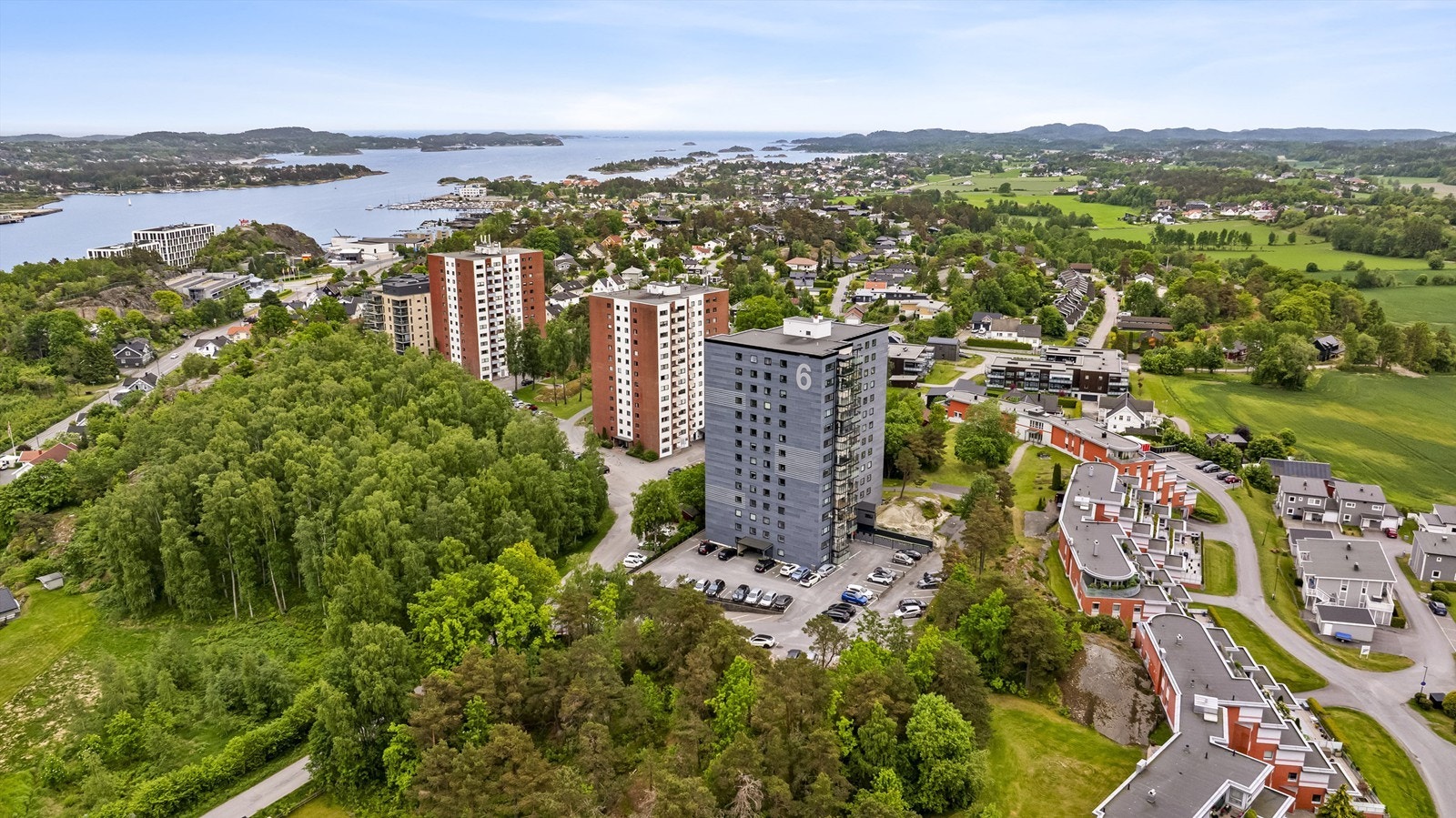 Det medfølger parkeringsplass på sameiets tomt. Denne leiligheten bruker plass nr. 62 Galleribilde