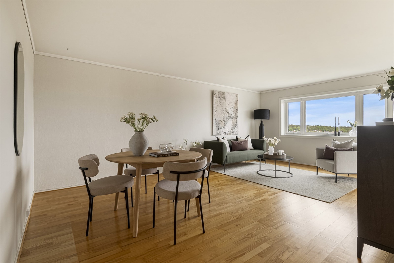 Her er det rikelig med plass til både spisestue og sofagruppe. Galleribilde